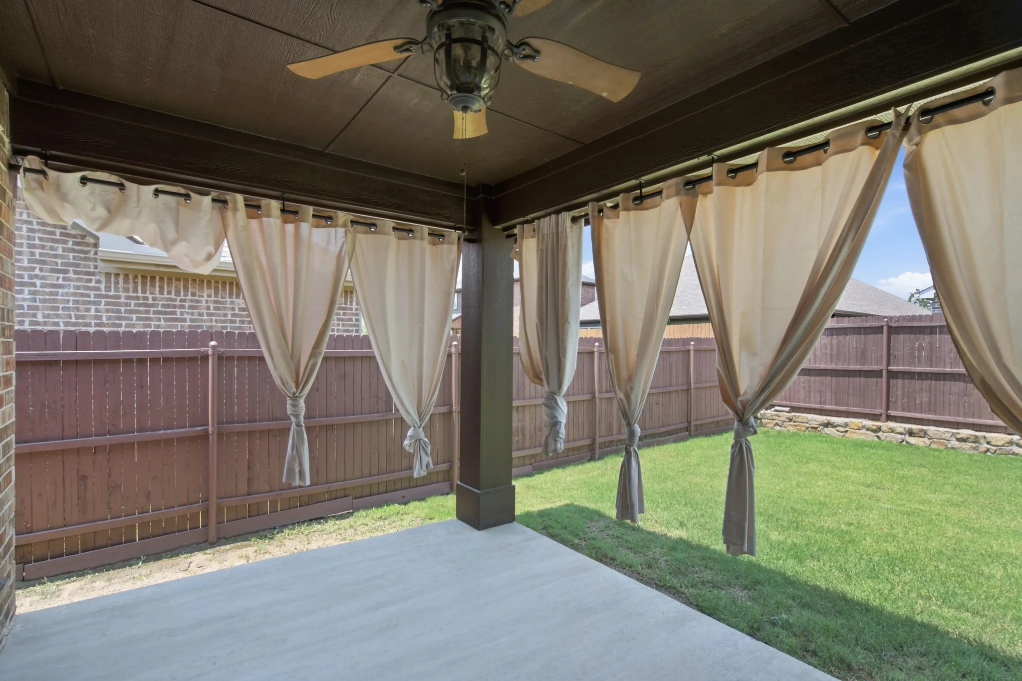 Single Family Residence For Rent in Denton County , 1509 Yellowthroat Drive, Little Elm, Texas 75068, 4 Bedroom, 2 Bathroom, 2 Garage spaces, 2,041 Sqft, built in 2017, mls#21379299, Real Estate Agent in Little Elm, Homes For Rent in Denton county, Homes For Rent in Little Elm, Realtor in Little Elm Texas, Real Estate Brokerage Independent Realty Texas, Luminita Cordes Realtor