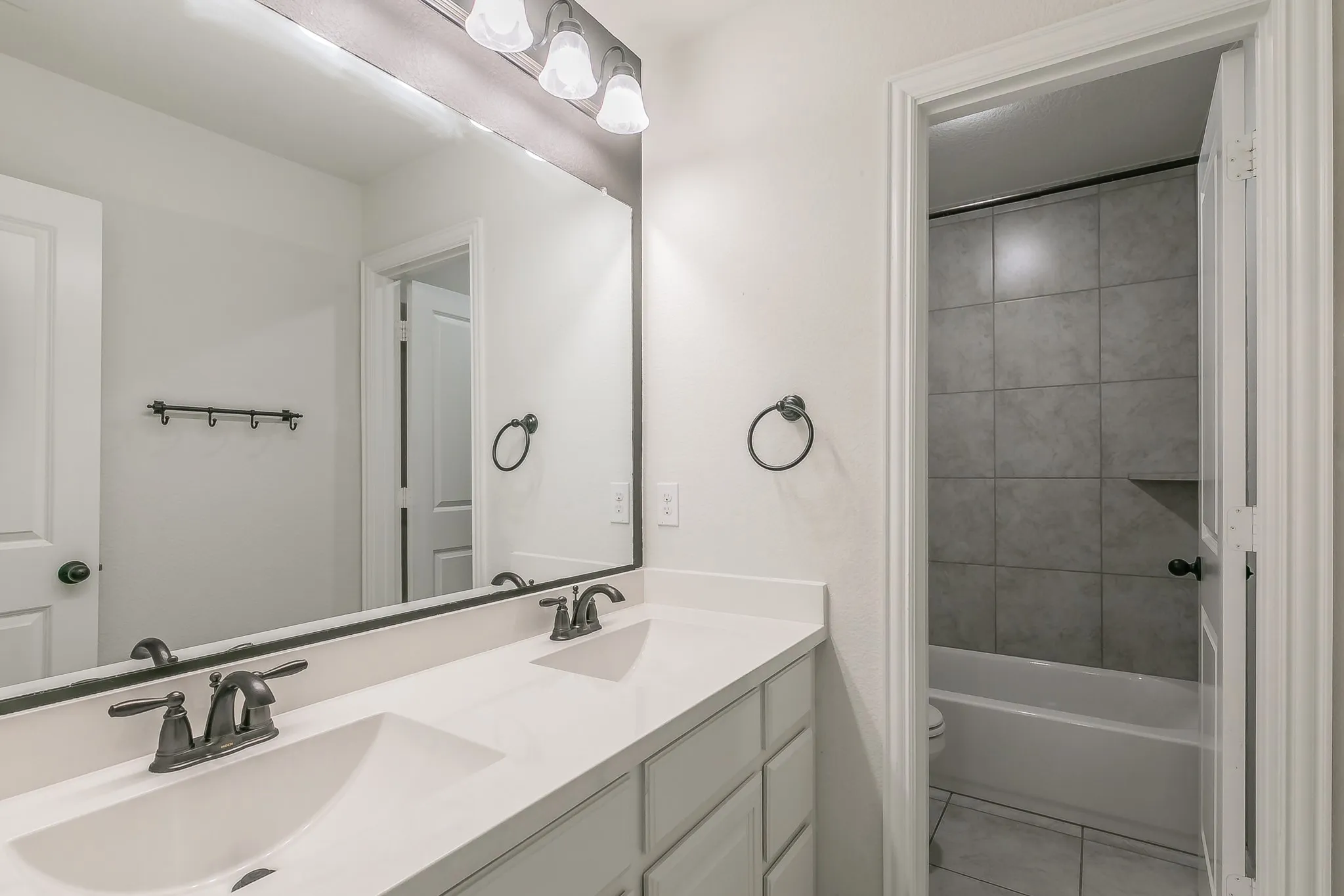 Single Family Residence For Sale in Tarrant County , 405 Marbrook Court, Fort Worth, Texas 76131, 5 Bedroom, 5 Bathroom, 3 Garage spaces, 3,838 Sqft, built in 2017, mls#21376722, Real Estate Agent in Fort Worth, Homes For Sale in Tarrant county, Homes For Sale in Fort Worth, Realtor in Fort Worth Texas, Real Estate Brokerage Independent Realty Texas, Luminita Cordes Realtor