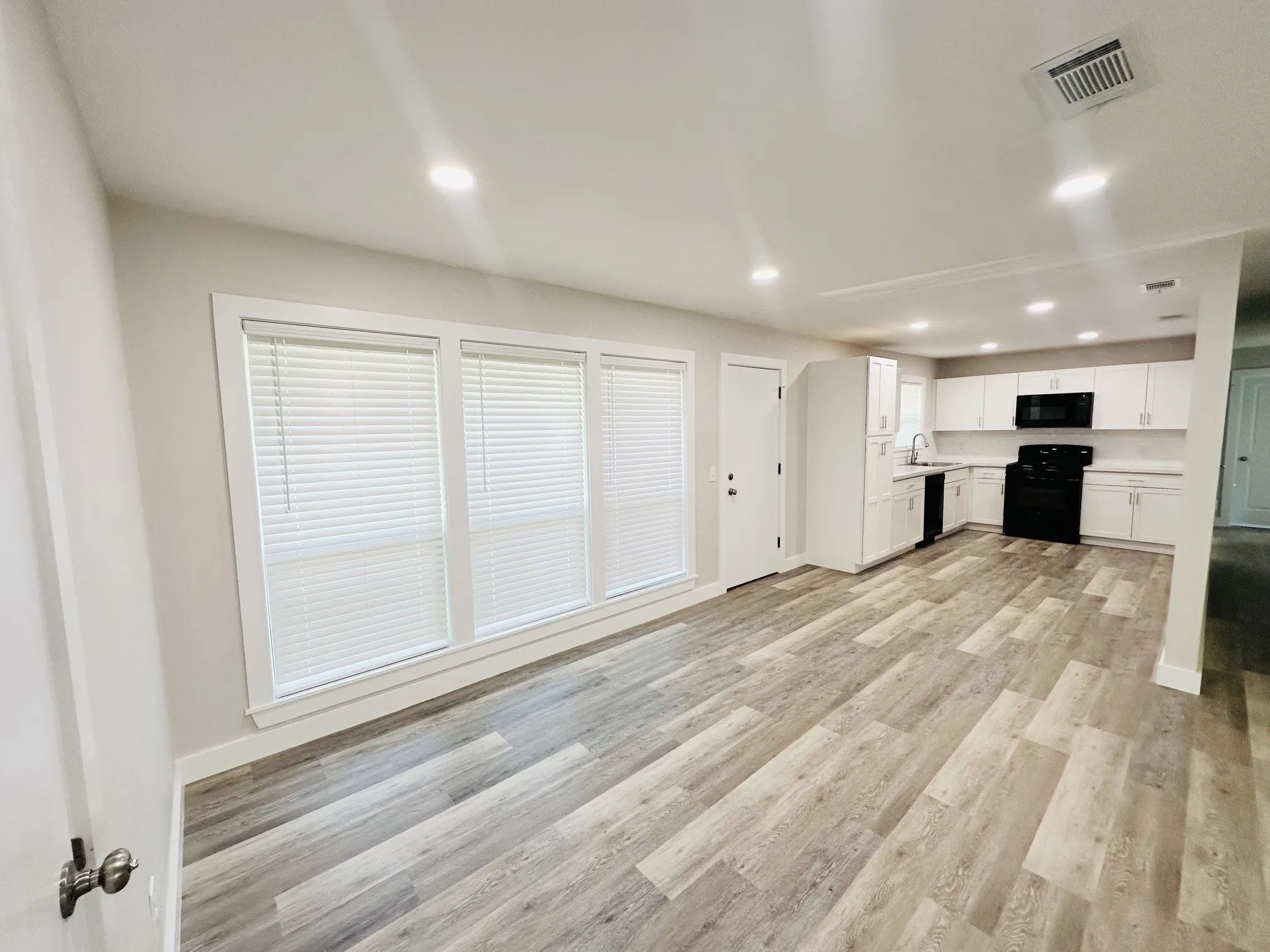 Single Family Residence For Sale in Smith County , 2116 Pinecrest Drive, Tyler, Texas 75701, 3 Bedroom, 2 Bathroom, 1 Garage spaces, 1,374 Sqft, built in 1955, mls#21379244, Real Estate Agent in Tyler, Homes For Sale in Smith county, Homes For Sale in Tyler, Realtor in Tyler Texas, Real Estate Brokerage Independent Realty Texas, Luminita Cordes Realtor