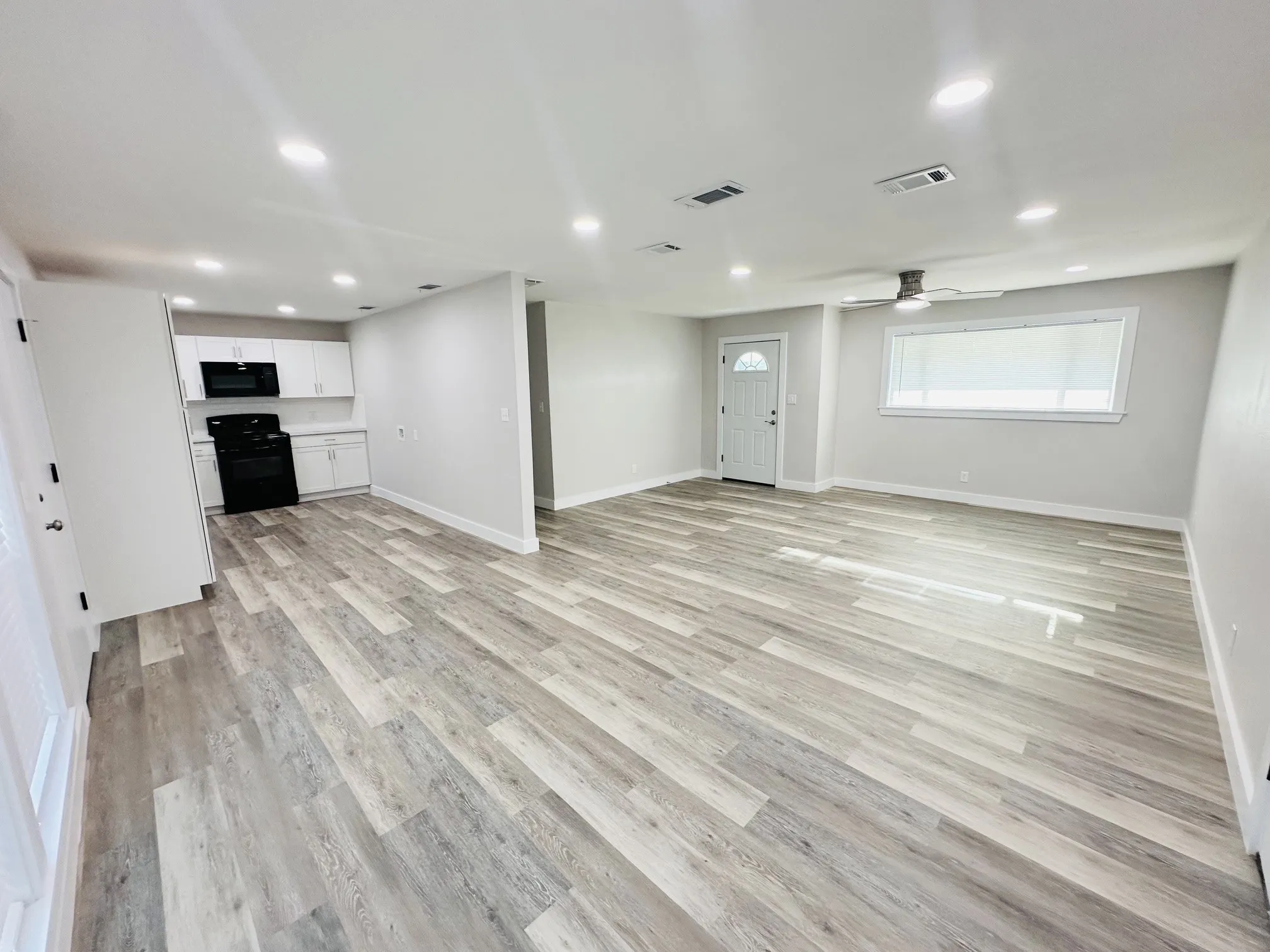 Single Family Residence For Sale in Smith County , 2116 Pinecrest Drive, Tyler, Texas 75701, 3 Bedroom, 2 Bathroom, 1 Garage spaces, 1,374 Sqft, built in 1955, mls#21379244, Real Estate Agent in Tyler, Homes For Sale in Smith county, Homes For Sale in Tyler, Realtor in Tyler Texas, Real Estate Brokerage Independent Realty Texas, Luminita Cordes Realtor