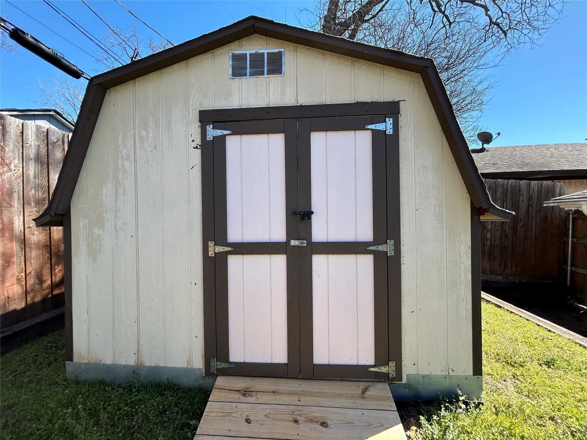 Single Family Residence For Sale in Tarrant County , 7229 Martha Lane, Fort Worth, Texas 76112, 3 Bedroom, 2 Bathroom, 2 Garage spaces, 1,846 Sqft, built in 1972, mls#21375200, Real Estate Agent in Fort Worth, Homes For Sale in Tarrant county, Homes For Sale in Fort Worth, Realtor in Fort Worth Texas, Real Estate Brokerage Independent Realty Texas, Luminita Cordes Realtor