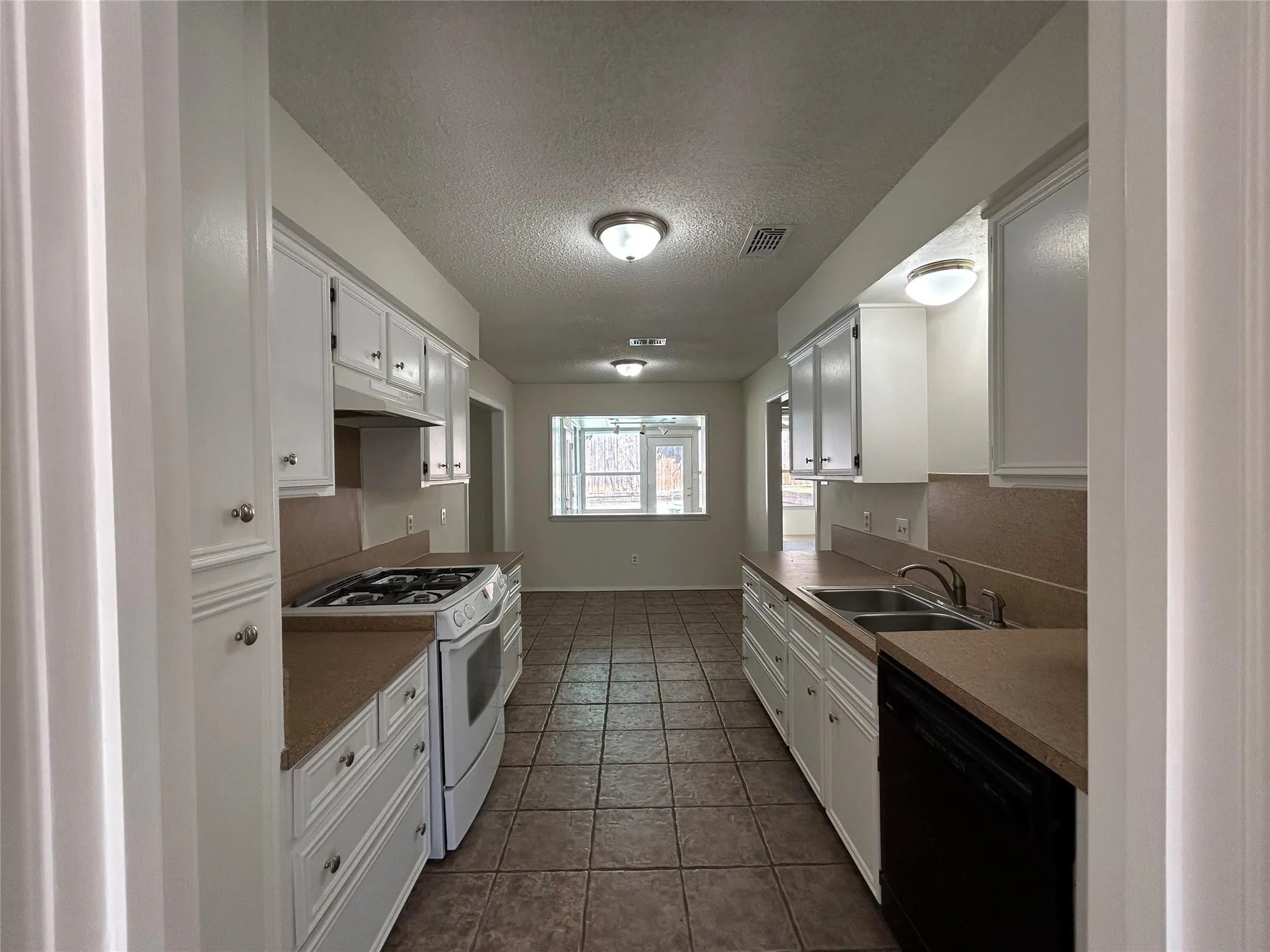 Single Family Residence For Sale in Tarrant County , 7229 Martha Lane, Fort Worth, Texas 76112, 3 Bedroom, 2 Bathroom, 2 Garage spaces, 1,846 Sqft, built in 1972, mls#21375200, Real Estate Agent in Fort Worth, Homes For Sale in Tarrant county, Homes For Sale in Fort Worth, Realtor in Fort Worth Texas, Real Estate Brokerage Independent Realty Texas, Luminita Cordes Realtor