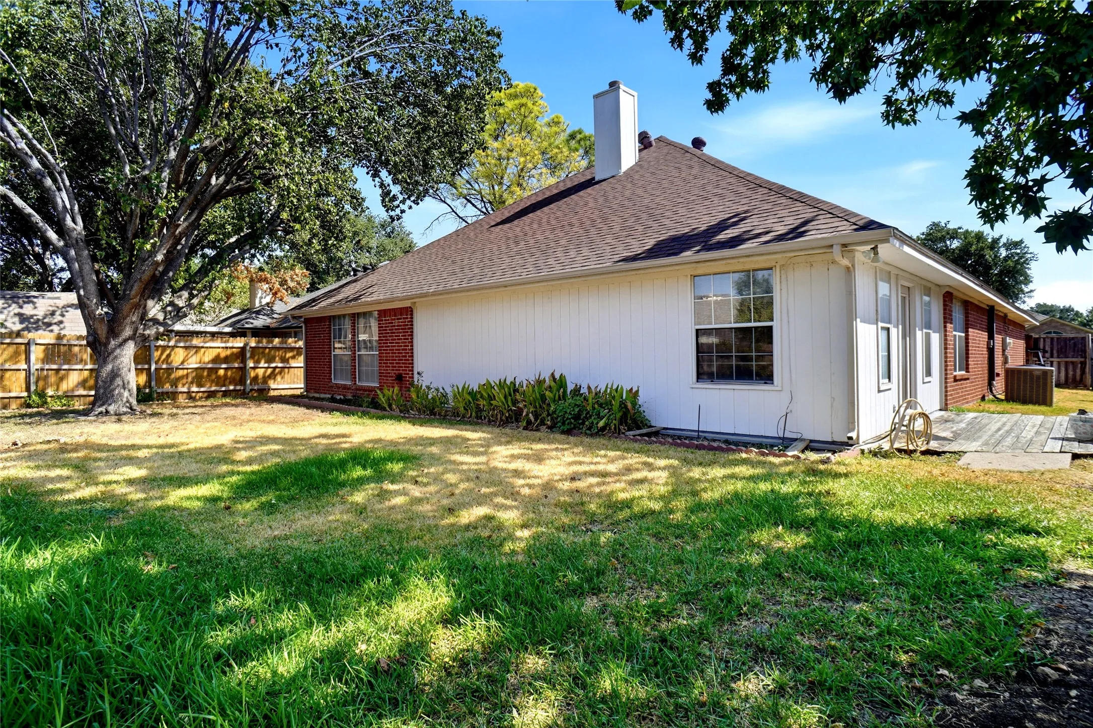 Single Family Residence For Sale in Tarrant County , 7413 Crosswicks Circle, Fort Worth, Texas 76137, 3 Bedroom, 2 Bathroom, 2 Garage spaces, 2,171 Sqft, built in 1991, mls#21378852, Real Estate Agent in Fort Worth, Homes For Sale in Tarrant county, Homes For Sale in Fort Worth, Realtor in Fort Worth Texas, Real Estate Brokerage Independent Realty Texas, Luminita Cordes Realtor
