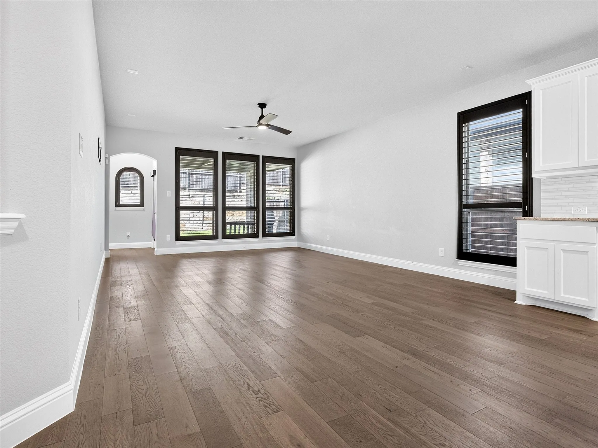 Single Family Residence For Sale in Denton County , 1129 Dame Carol Way, Carrollton, Texas 75010, 4 Bedroom, 4 Bathroom, 2 Garage spaces, 2,918 Sqft, built in 2018, mls#21377266, Real Estate Agent in Carrollton, Homes For Sale in Denton county, Homes For Sale in Carrollton, Realtor in Carrollton Texas, Real Estate Brokerage Independent Realty Texas, Luminita Cordes Realtor