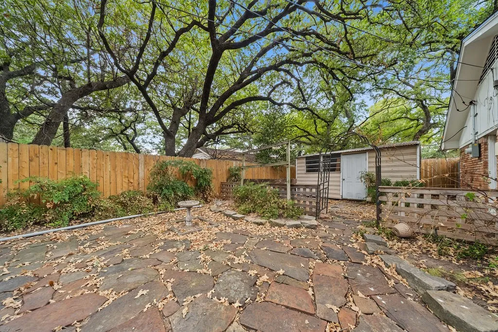 Single Family Residence For Sale in Dallas County , 1809 Glenbrook Drive, Irving, Texas 75061, 4 Bedroom, 2 Bathroom, Garage spaces, 2,514 Sqft, built in 1960, mls#21376456, Real Estate Agent in Irving, Homes For Sale in Dallas county, Homes For Sale in Irving, Realtor in Irving Texas, Real Estate Brokerage Independent Realty Texas, Luminita Cordes Realtor