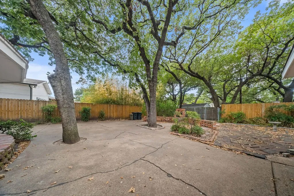 Single Family Residence For Sale in Dallas County , 1809 Glenbrook Drive, Irving, Texas 75061, 4 Bedroom, 2 Bathroom, Garage spaces, 2,514 Sqft, built in 1960, mls#21376456, Real Estate Agent in Irving, Homes For Sale in Dallas county, Homes For Sale in Irving, Realtor in Irving Texas, Real Estate Brokerage Independent Realty Texas, Luminita Cordes Realtor