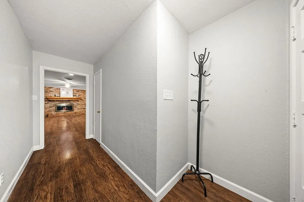 Single Family Residence For Sale in Dallas County , 1809 Glenbrook Drive, Irving, Texas 75061, 4 Bedroom, 2 Bathroom, Garage spaces, 2,514 Sqft, built in 1960, mls#21376456, Real Estate Agent in Irving, Homes For Sale in Dallas county, Homes For Sale in Irving, Realtor in Irving Texas, Real Estate Brokerage Independent Realty Texas, Luminita Cordes Realtor