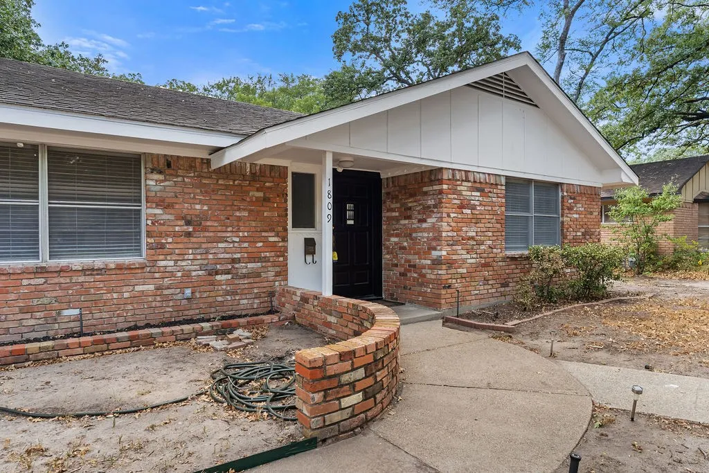 Single Family Residence For Sale in Dallas County , 1809 Glenbrook Drive, Irving, Texas 75061, 4 Bedroom, 2 Bathroom, Garage spaces, 2,514 Sqft, built in 1960, mls#21376456, Real Estate Agent in Irving, Homes For Sale in Dallas county, Homes For Sale in Irving, Realtor in Irving Texas, Real Estate Brokerage Independent Realty Texas, Luminita Cordes Realtor