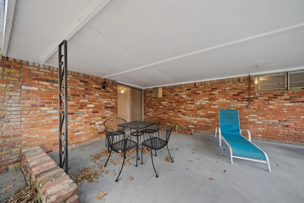 Single Family Residence For Sale in Dallas County , 1809 Glenbrook Drive, Irving, Texas 75061, 4 Bedroom, 2 Bathroom, Garage spaces, 2,514 Sqft, built in 1960, mls#21376456, Real Estate Agent in Irving, Homes For Sale in Dallas county, Homes For Sale in Irving, Realtor in Irving Texas, Real Estate Brokerage Independent Realty Texas, Luminita Cordes Realtor