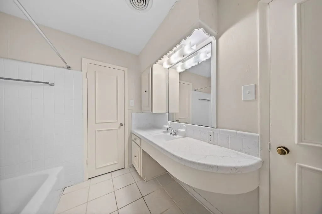 Single Family Residence For Sale in Dallas County , 1809 Glenbrook Drive, Irving, Texas 75061, 4 Bedroom, 2 Bathroom, Garage spaces, 2,514 Sqft, built in 1960, mls#21376456, Real Estate Agent in Irving, Homes For Sale in Dallas county, Homes For Sale in Irving, Realtor in Irving Texas, Real Estate Brokerage Independent Realty Texas, Luminita Cordes Realtor