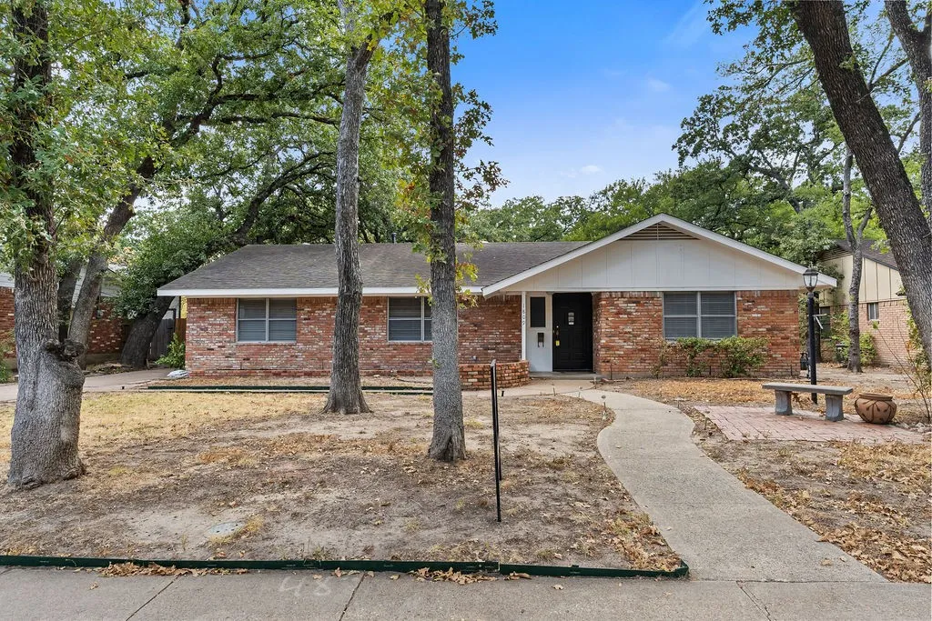 Single Family Residence For Sale in Dallas County , 1809 Glenbrook Drive, Irving, Texas 75061, 4 Bedroom, 2 Bathroom, Garage spaces, 2,514 Sqft, built in 1960, mls#21376456, Real Estate Agent in Irving, Homes For Sale in Dallas county, Homes For Sale in Irving, Realtor in Irving Texas, Real Estate Brokerage Independent Realty Texas, Luminita Cordes Realtor