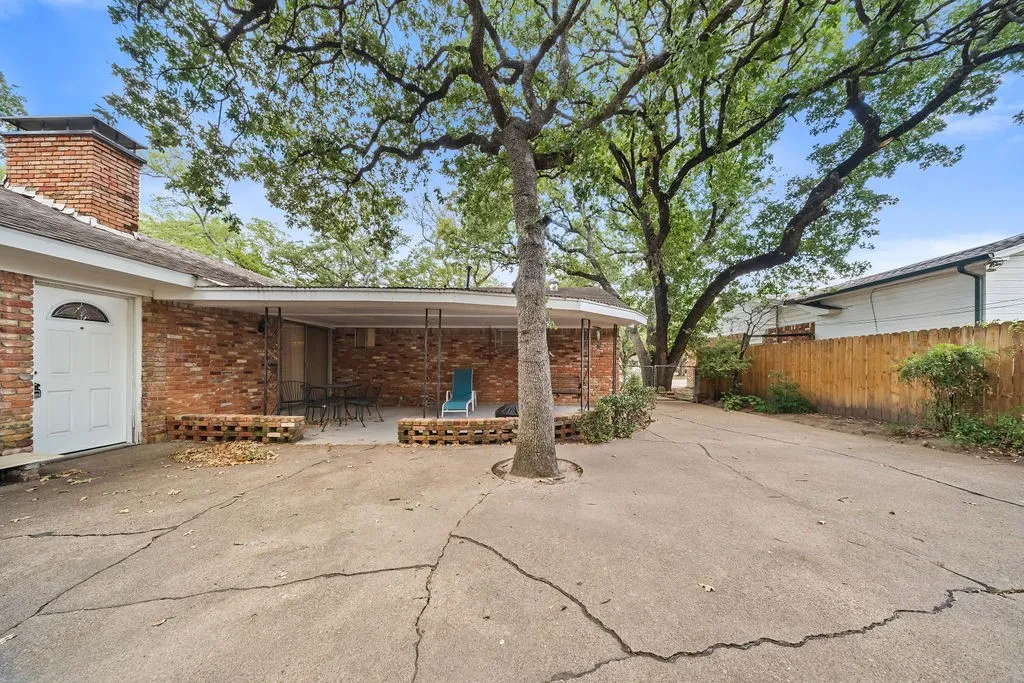 Single Family Residence For Sale in Dallas County , 1809 Glenbrook Drive, Irving, Texas 75061, 4 Bedroom, 2 Bathroom, Garage spaces, 2,514 Sqft, built in 1960, mls#21376456, Real Estate Agent in Irving, Homes For Sale in Dallas county, Homes For Sale in Irving, Realtor in Irving Texas, Real Estate Brokerage Independent Realty Texas, Luminita Cordes Realtor