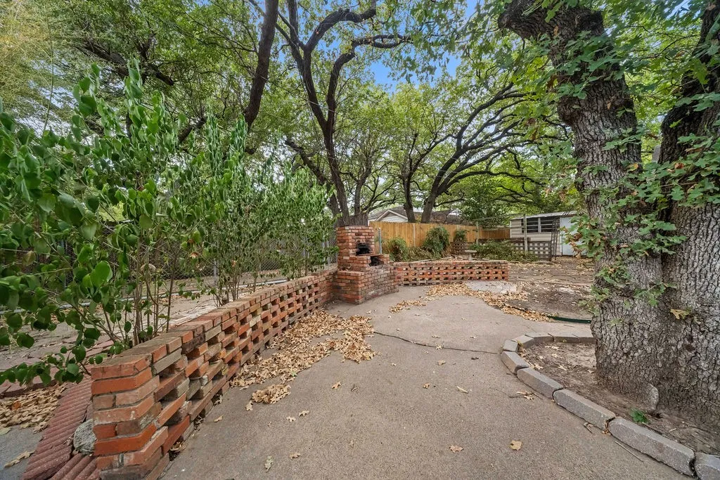 Single Family Residence For Sale in Dallas County , 1809 Glenbrook Drive, Irving, Texas 75061, 4 Bedroom, 2 Bathroom, Garage spaces, 2,514 Sqft, built in 1960, mls#21376456, Real Estate Agent in Irving, Homes For Sale in Dallas county, Homes For Sale in Irving, Realtor in Irving Texas, Real Estate Brokerage Independent Realty Texas, Luminita Cordes Realtor