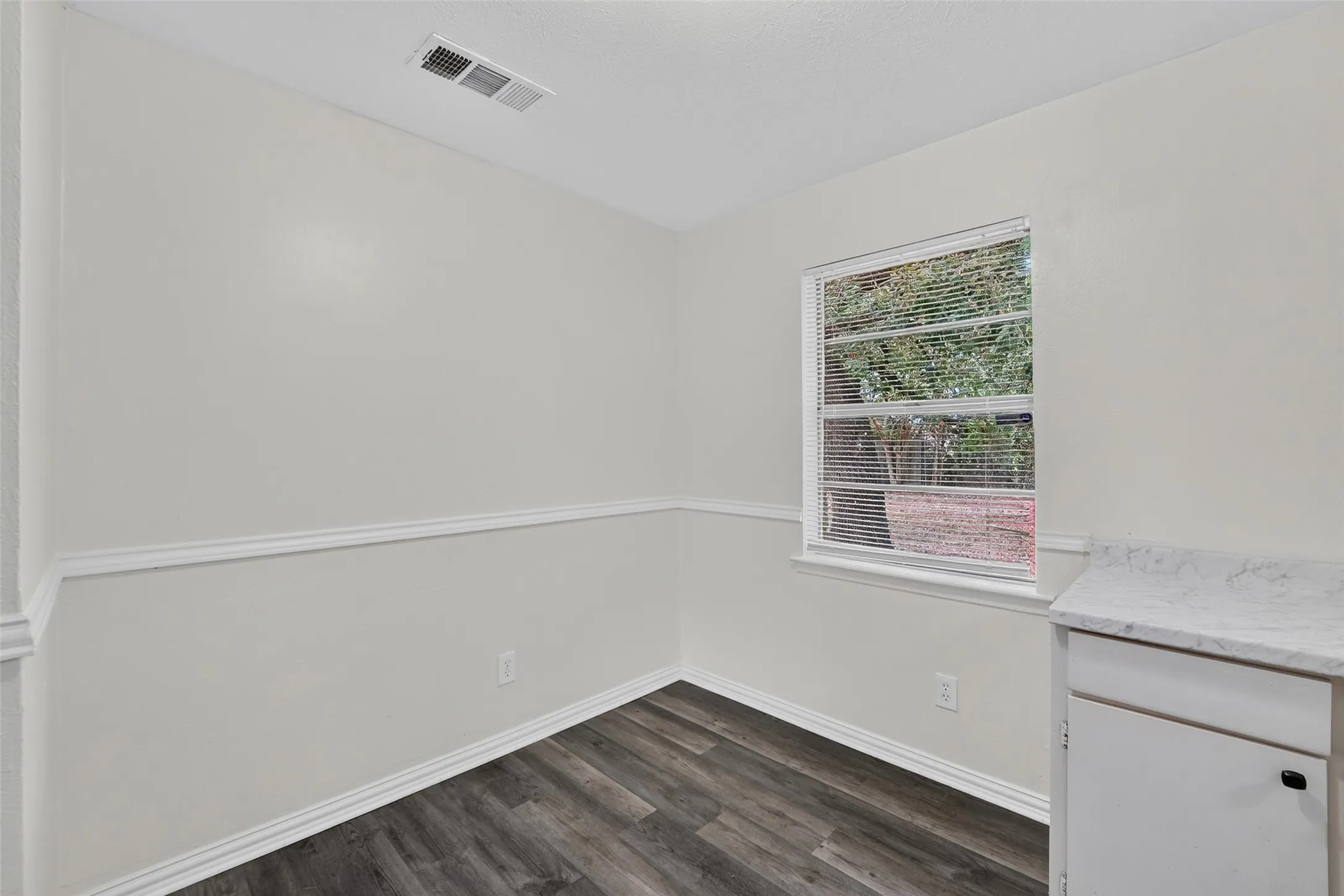 Single Family Residence For Sale in Dallas County , 4425 Central Lane, Balch Springs, Texas 75180, 3 Bedroom, 1 Bathroom, 1 Garage spaces, 888 Sqft, built in 1971, mls#21378573, Real Estate Agent in Balch Springs, Homes For Sale in Dallas county, Homes For Sale in Balch Springs, Realtor in Balch Springs Texas, Real Estate Brokerage Independent Realty Texas, Luminita Cordes Realtor