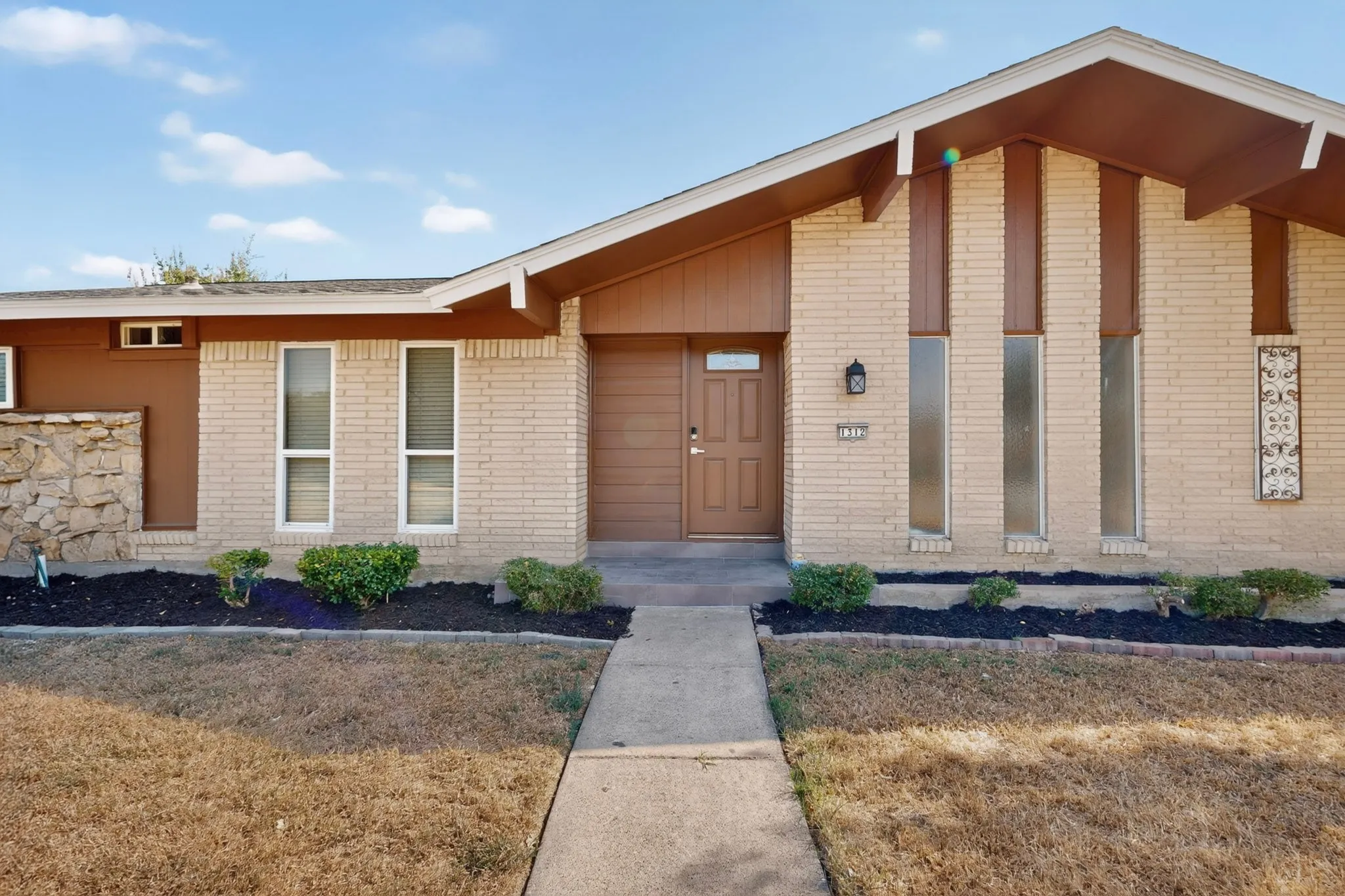 Single Family Residence For Sale in Dallas County , 1312 Grinnell Drive, Richardson, Texas 75081, 4 Bedroom, 2 Bathroom, 2 Garage spaces, 1,672 Sqft, built in 1970, mls#21379228, Real Estate Agent in Richardson, Homes For Sale in Dallas county, Homes For Sale in Richardson, Realtor in Richardson Texas, Real Estate Brokerage Independent Realty Texas, Luminita Cordes Realtor
