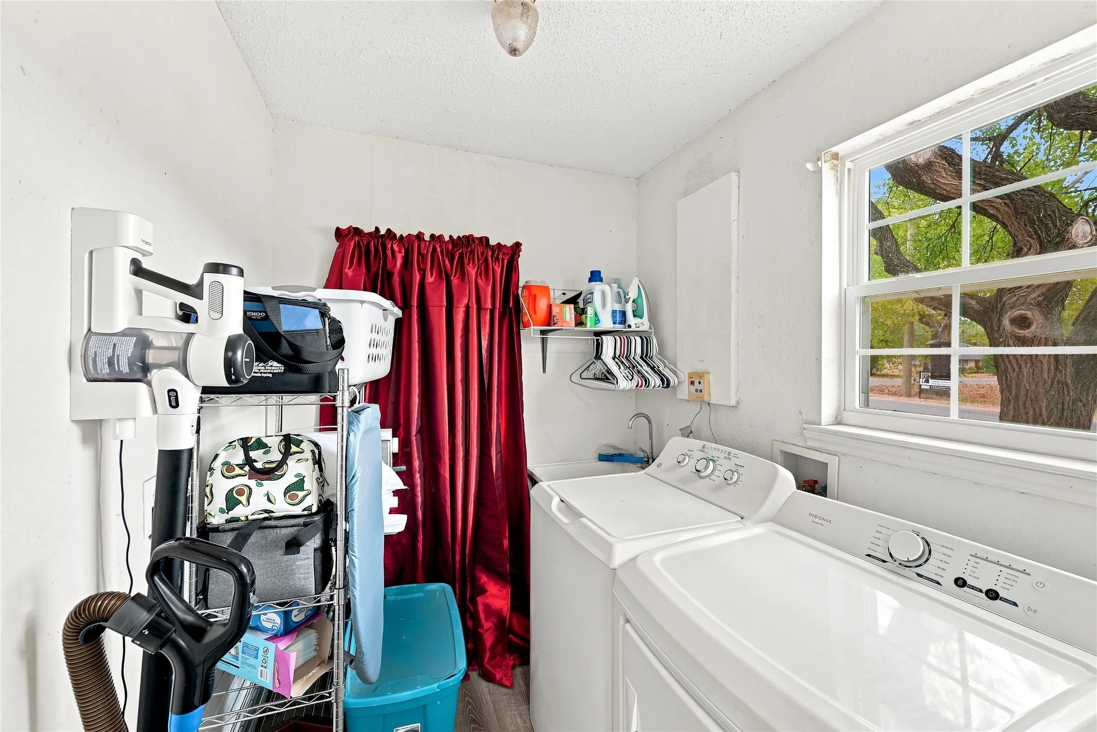 Single Family Residence For Sale in Ellis County , 411 W 3rd Street, Maypearl, Texas 76064, 3 Bedroom, 2 Bathroom, 1 Garage spaces, 1,796 Sqft, built in 1940, mls#21379324, Real Estate Agent in Maypearl, Homes For Sale in Ellis county, Homes For Sale in Maypearl, Realtor in Maypearl Texas, Real Estate Brokerage Independent Realty Texas, Luminita Cordes Realtor