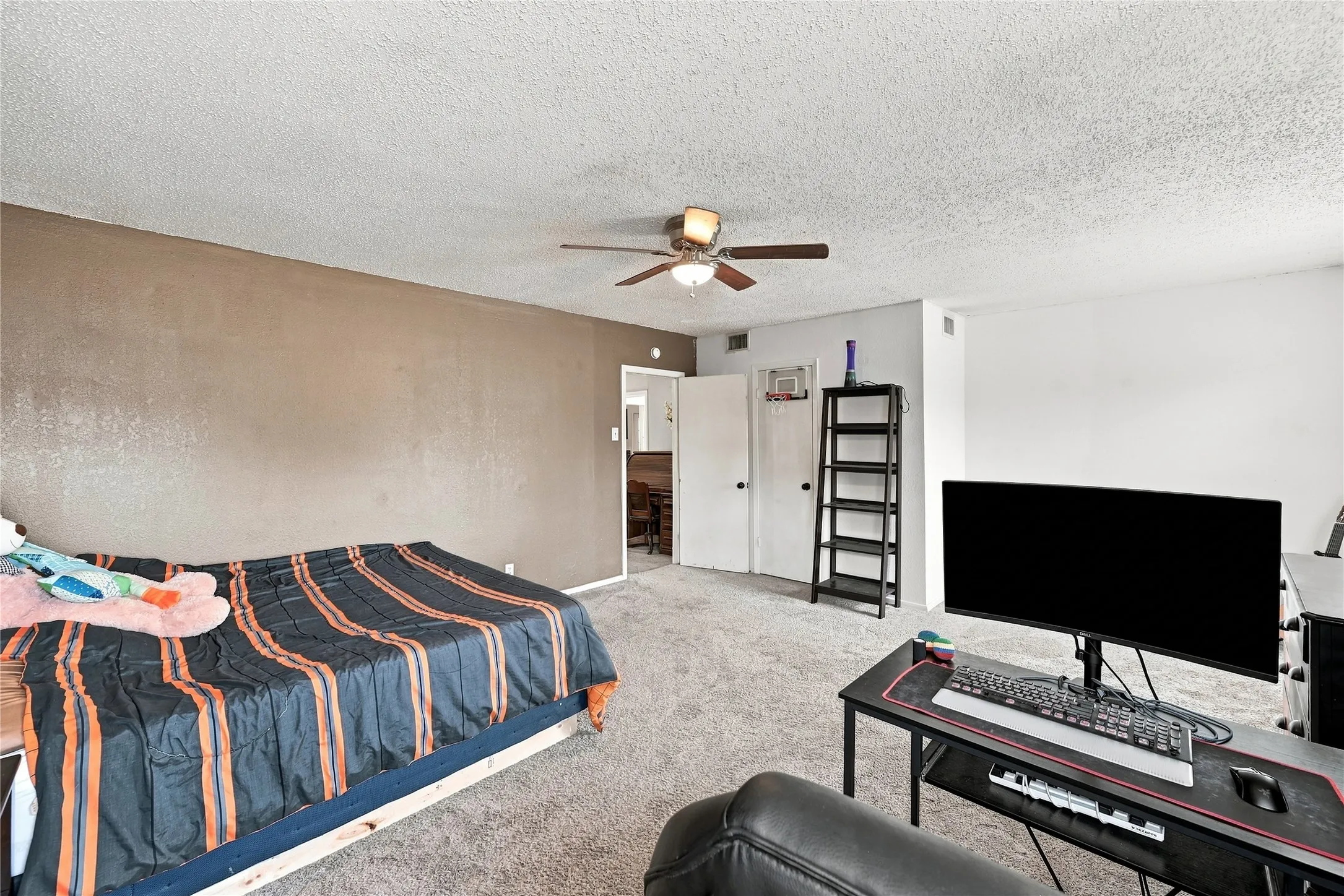 Single Family Residence For Sale in Ellis County , 411 W 3rd Street, Maypearl, Texas 76064, 3 Bedroom, 2 Bathroom, 1 Garage spaces, 1,796 Sqft, built in 1940, mls#21379324, Real Estate Agent in Maypearl, Homes For Sale in Ellis county, Homes For Sale in Maypearl, Realtor in Maypearl Texas, Real Estate Brokerage Independent Realty Texas, Luminita Cordes Realtor