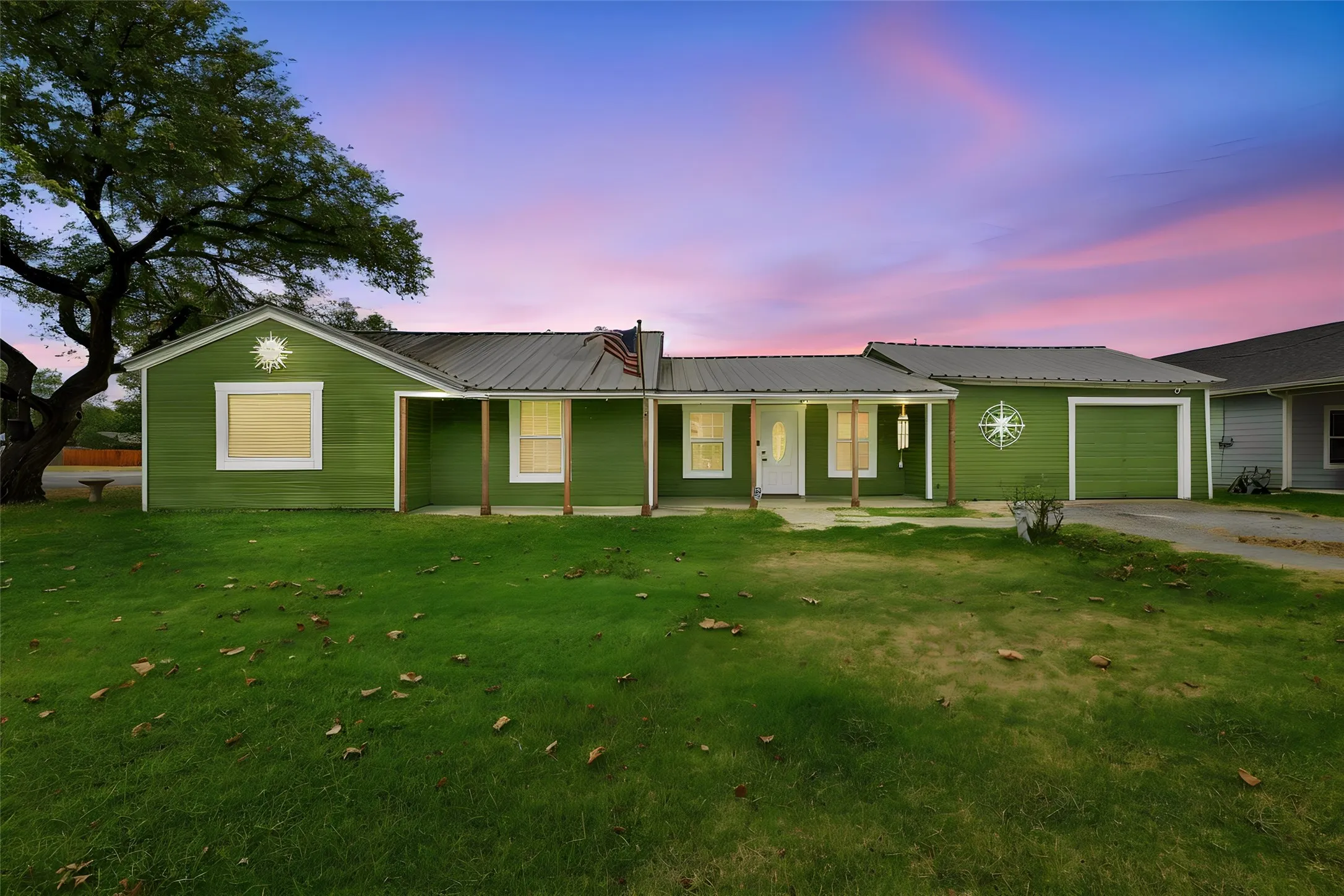 Single Family Residence For Sale in Ellis County , 411 W 3rd Street, Maypearl, Texas 76064, 3 Bedroom, 2 Bathroom, 1 Garage spaces, 1,796 Sqft, built in 1940, mls#21379324, Real Estate Agent in Maypearl, Homes For Sale in Ellis county, Homes For Sale in Maypearl, Realtor in Maypearl Texas, Real Estate Brokerage Independent Realty Texas, Luminita Cordes Realtor