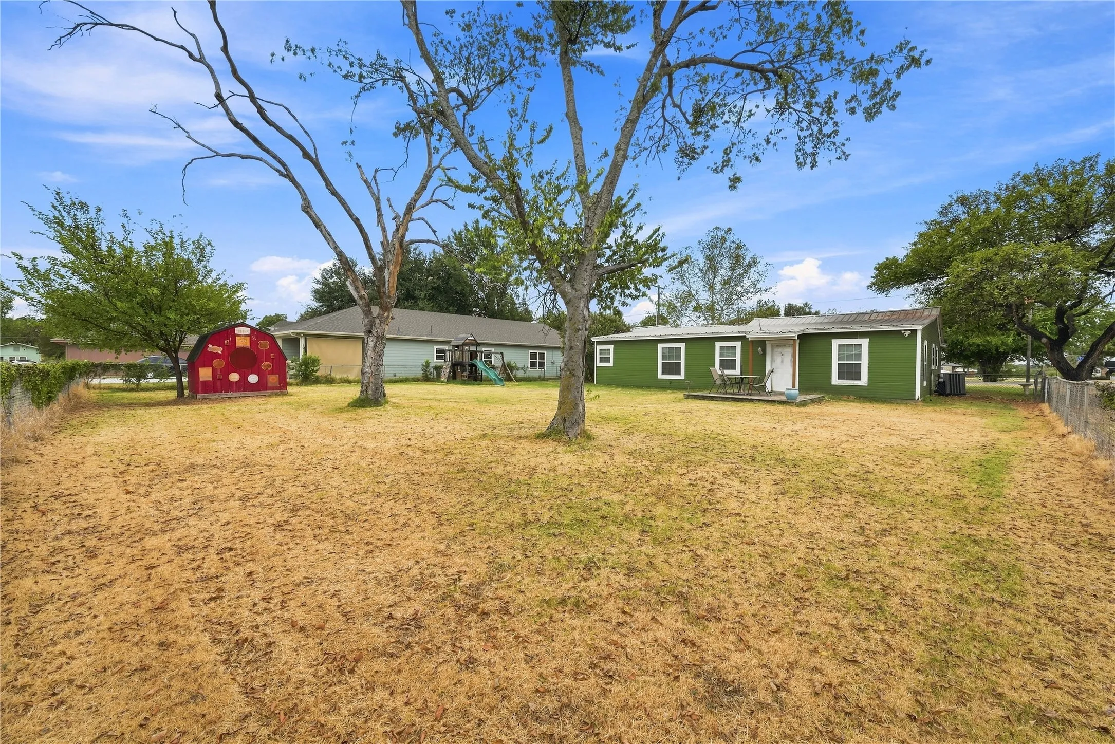 Single Family Residence For Sale in Ellis County , 411 W 3rd Street, Maypearl, Texas 76064, 3 Bedroom, 2 Bathroom, 1 Garage spaces, 1,796 Sqft, built in 1940, mls#21379324, Real Estate Agent in Maypearl, Homes For Sale in Ellis county, Homes For Sale in Maypearl, Realtor in Maypearl Texas, Real Estate Brokerage Independent Realty Texas, Luminita Cordes Realtor