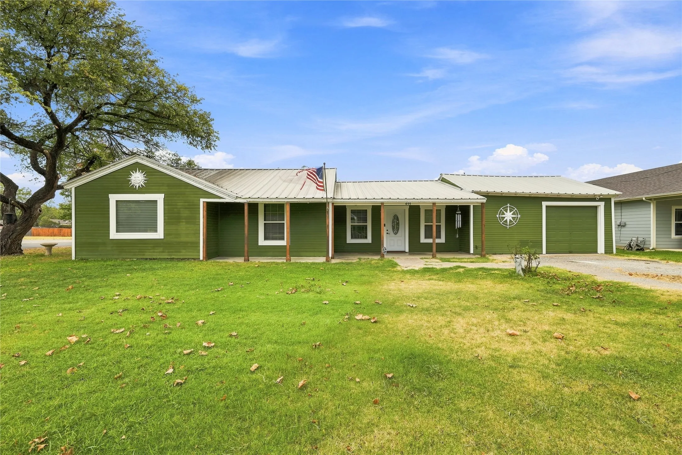 Single Family Residence For Sale in Ellis County , 411 W 3rd Street, Maypearl, Texas 76064, 3 Bedroom, 2 Bathroom, 1 Garage spaces, 1,796 Sqft, built in 1940, mls#21379324, Real Estate Agent in Maypearl, Homes For Sale in Ellis county, Homes For Sale in Maypearl, Realtor in Maypearl Texas, Real Estate Brokerage Independent Realty Texas, Luminita Cordes Realtor