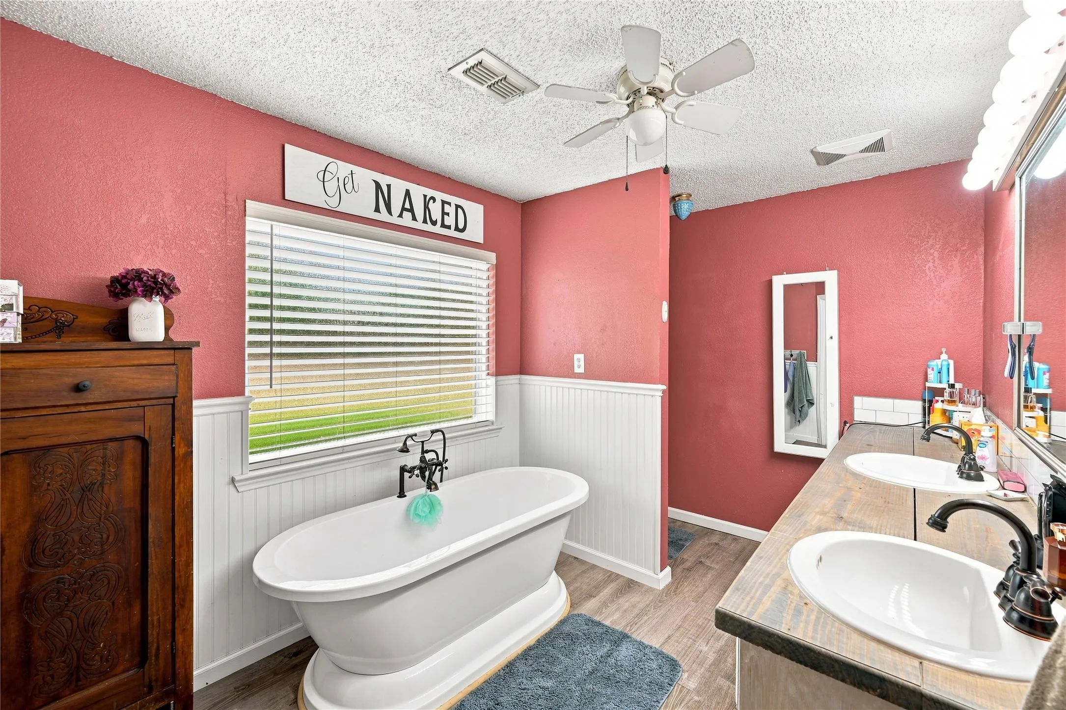 Single Family Residence For Sale in Ellis County , 411 W 3rd Street, Maypearl, Texas 76064, 3 Bedroom, 2 Bathroom, 1 Garage spaces, 1,796 Sqft, built in 1940, mls#21379324, Real Estate Agent in Maypearl, Homes For Sale in Ellis county, Homes For Sale in Maypearl, Realtor in Maypearl Texas, Real Estate Brokerage Independent Realty Texas, Luminita Cordes Realtor