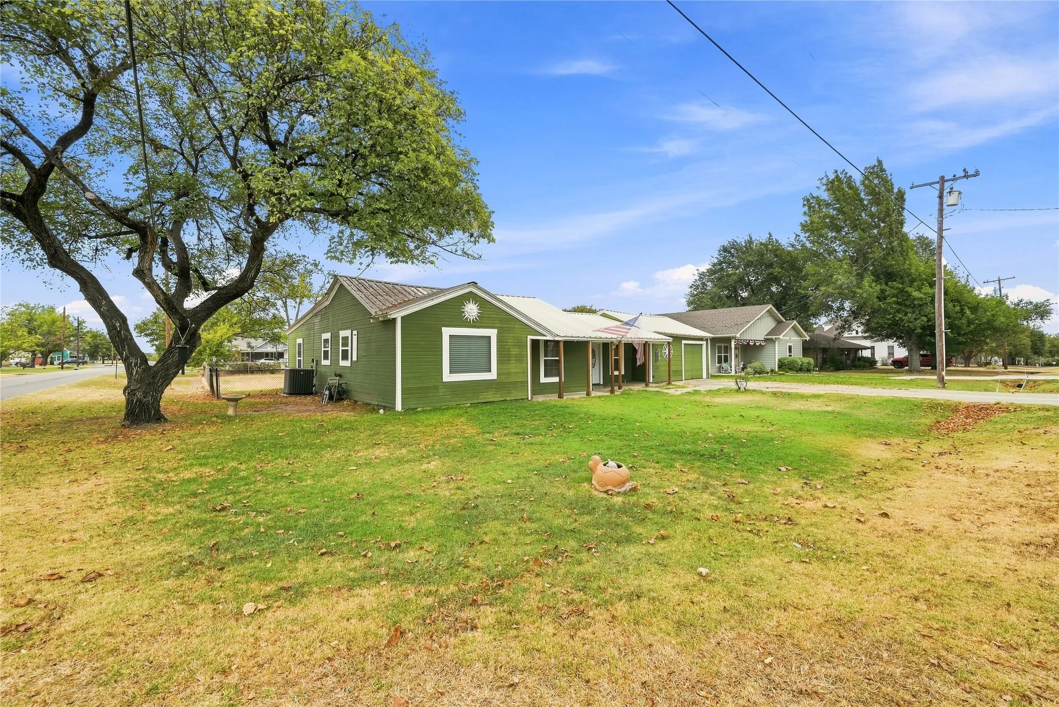 Single Family Residence For Sale in Ellis County , 411 W 3rd Street, Maypearl, Texas 76064, 3 Bedroom, 2 Bathroom, 1 Garage spaces, 1,796 Sqft, built in 1940, mls#21379324, Real Estate Agent in Maypearl, Homes For Sale in Ellis county, Homes For Sale in Maypearl, Realtor in Maypearl Texas, Real Estate Brokerage Independent Realty Texas, Luminita Cordes Realtor
