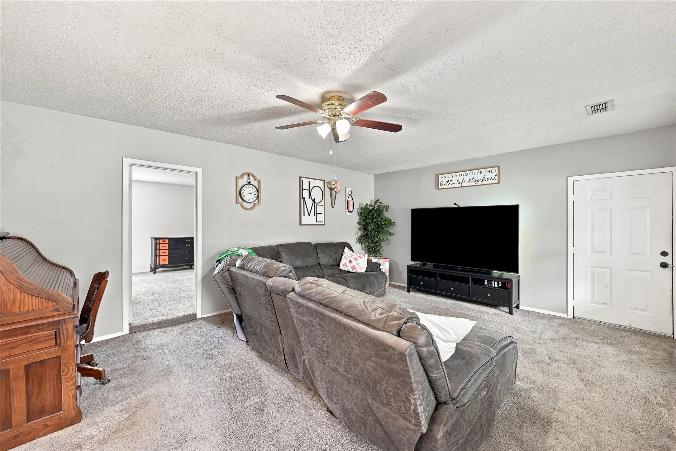Single Family Residence For Sale in Ellis County , 411 W 3rd Street, Maypearl, Texas 76064, 3 Bedroom, 2 Bathroom, 1 Garage spaces, 1,796 Sqft, built in 1940, mls#21379324, Real Estate Agent in Maypearl, Homes For Sale in Ellis county, Homes For Sale in Maypearl, Realtor in Maypearl Texas, Real Estate Brokerage Independent Realty Texas, Luminita Cordes Realtor
