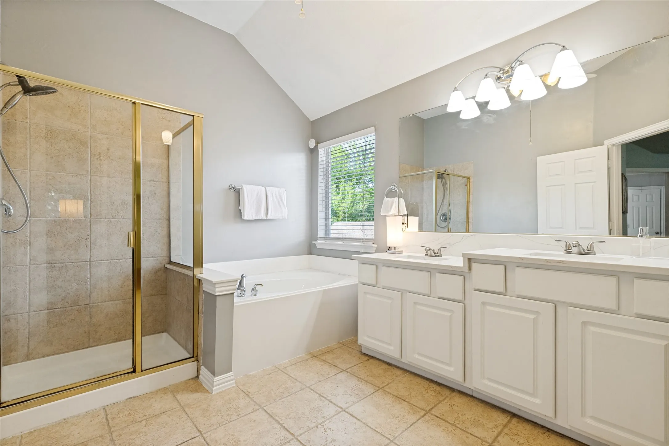Quartz counter tops an a soaking tub with separate showerl