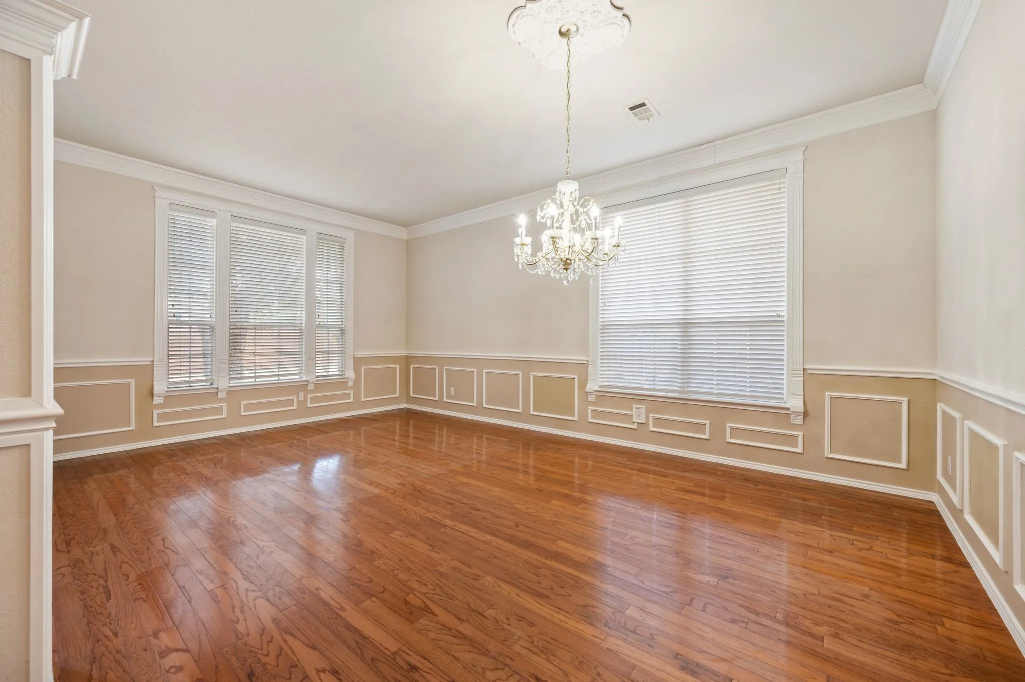 Single Family Residence For Sale in Denton County , 5549 Mountain Valley Drive, The Colony, Texas 75056, 5 Bedroom, 4 Bathroom, 2 Garage spaces, 3,615 Sqft, built in 2001, mls#21379349, Real Estate Agent in The Colony, Homes For Sale in Denton county, Homes For Sale in The Colony, Realtor in The Colony Texas, Real Estate Brokerage Independent Realty Texas, Luminita Cordes Realtor