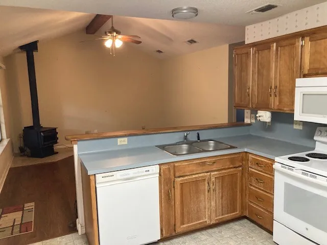 Single Family Residence For Sale in Wood County , 3071 Holly Trail East, Holly Lake Ranch, Texas 75765, 2 Bedroom, 2 Bathroom, 1 Garage spaces, 812 Sqft, built in 1994, mls#21378156, Real Estate Agent in Holly Lake Ranch, Homes For Sale in Wood county, Homes For Sale in Holly Lake Ranch, Realtor in Holly Lake Ranch Texas, Real Estate Brokerage Independent Realty Texas, Luminita Cordes Realtor