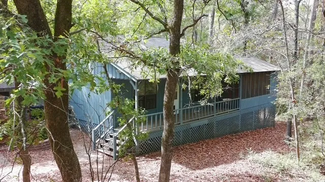 Single Family Residence For Sale in Wood County , 3071 Holly Trail East, Holly Lake Ranch, Texas 75765, 2 Bedroom, 2 Bathroom, 1 Garage spaces, 812 Sqft, built in 1994, mls#21378156, Real Estate Agent in Holly Lake Ranch, Homes For Sale in Wood county, Homes For Sale in Holly Lake Ranch, Realtor in Holly Lake Ranch Texas, Real Estate Brokerage Independent Realty Texas, Luminita Cordes Realtor
