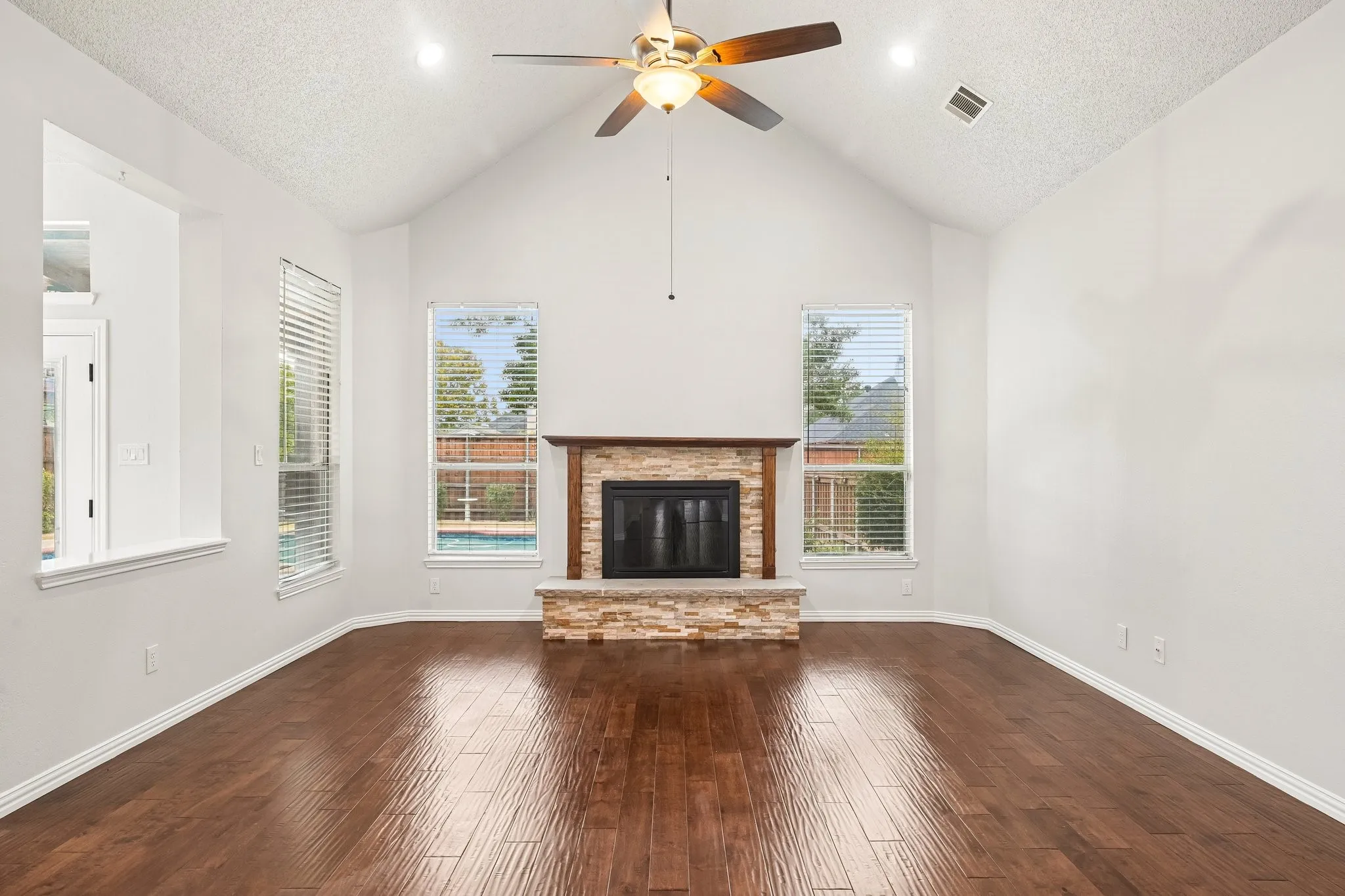 Single Family Residence For Sale in Rockwall County , 7410 Silverthorn Drive, Rowlett, Texas 75089, 5 Bedroom, 4 Bathroom, 2 Garage spaces, 3,884 Sqft, built in 1994, mls#21375982, Real Estate Agent in Rowlett, Homes For Sale in Rockwall county, Homes For Sale in Rowlett, Realtor in Rowlett Texas, Real Estate Brokerage Independent Realty Texas, Luminita Cordes Realtor