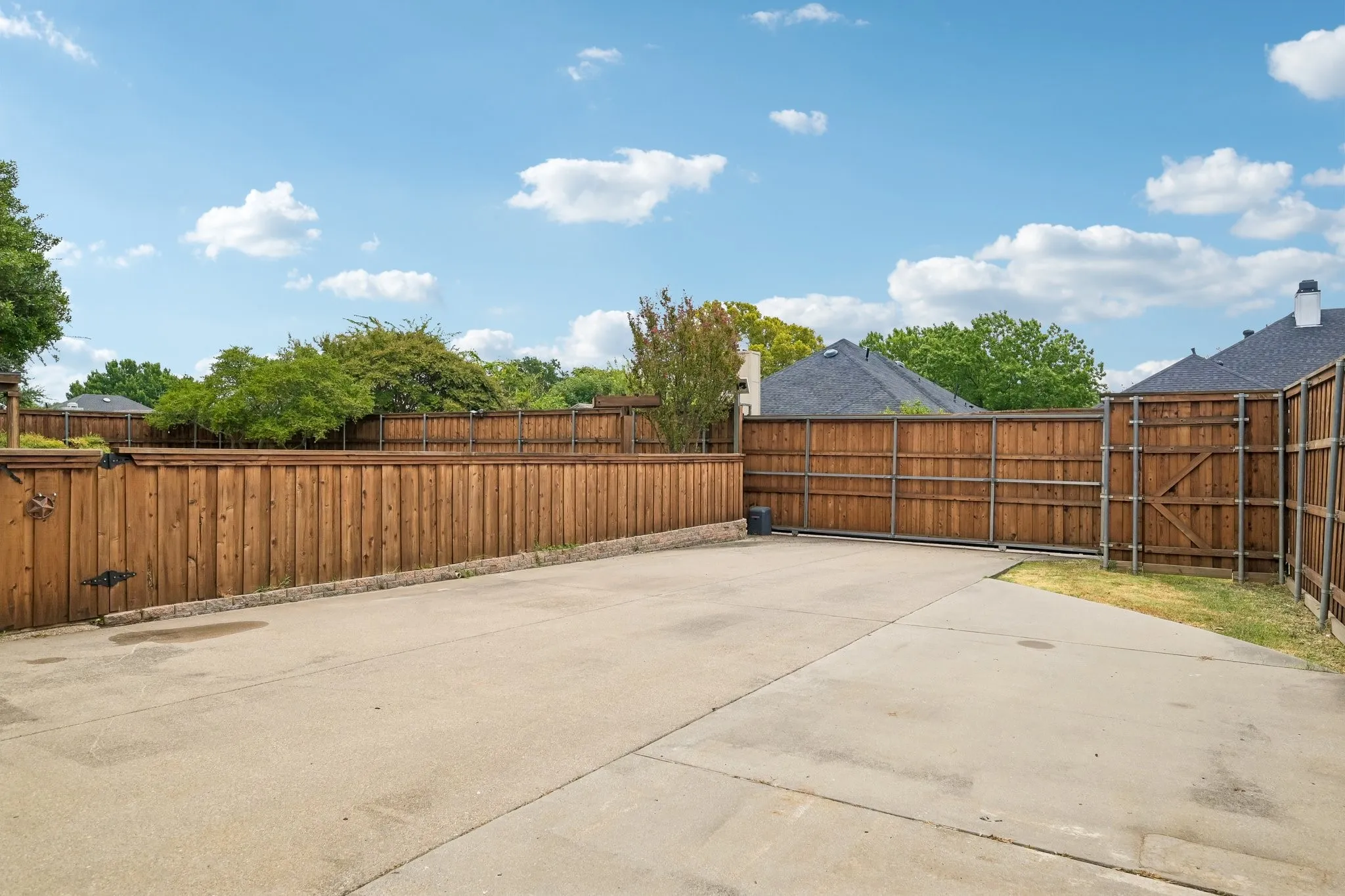 Large gated driveway, room for RV or boat
