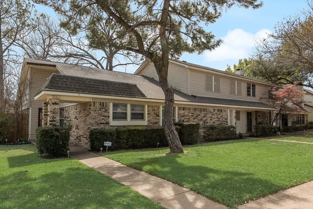 Townhouse For Sale in Dallas County , 4816 Redwood Drive, Garland, Texas 75043, 3 Bedroom, 3 Bathroom, Garage spaces, 1,482 Sqft, built in 1976, mls#21379360, Real Estate Agent in Garland, Homes For Sale in Dallas county, Homes For Sale in Garland, Realtor in Garland Texas, Real Estate Brokerage Independent Realty Texas, Luminita Cordes Realtor