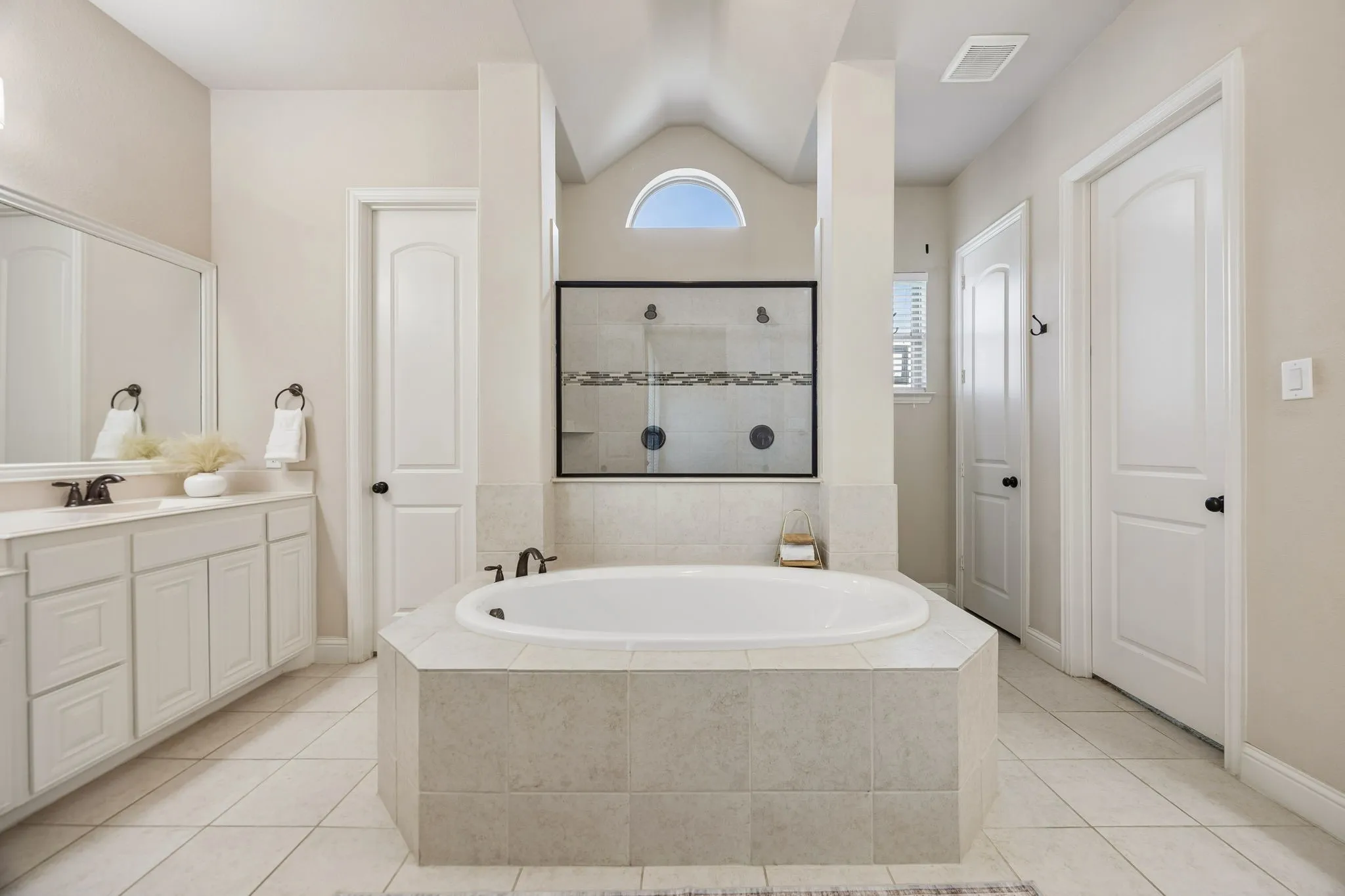 Single Family Residence For Sale in Dallas County , 279 Shallow Brook Drive, Sunnyvale, Texas 75182, 4 Bedroom, 5 Bathroom, 2 Garage spaces, 3,897 Sqft, built in 2017, mls#21378691, Real Estate Agent in Sunnyvale, Homes For Sale in Dallas county, Homes For Sale in Sunnyvale, Realtor in Sunnyvale Texas, Real Estate Brokerage Independent Realty Texas, Luminita Cordes Realtor