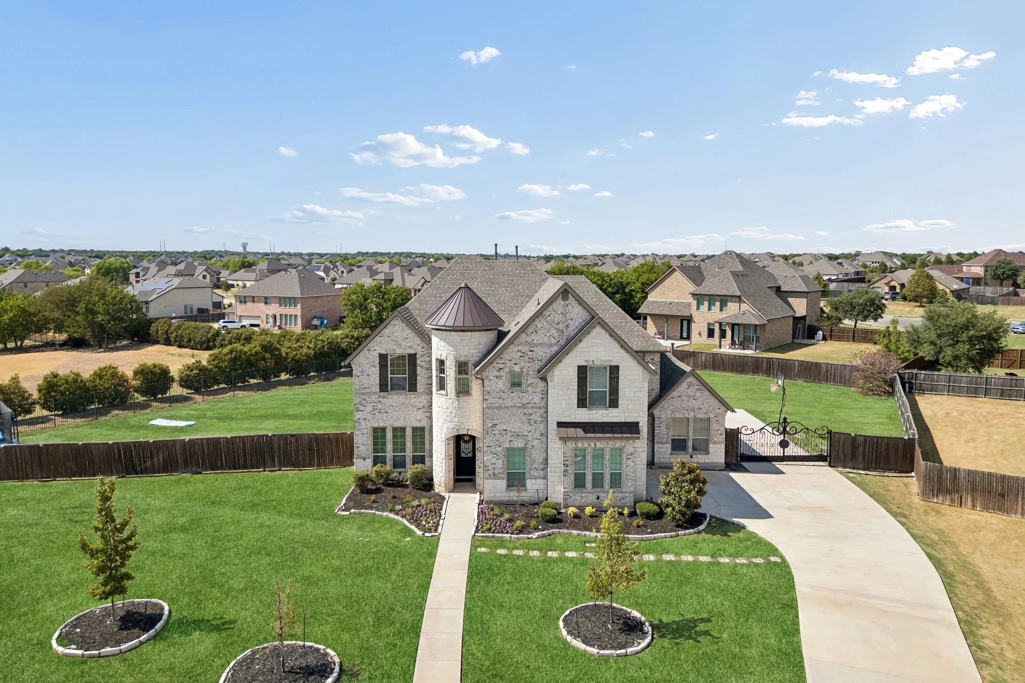 Single Family Residence For Sale in Dallas County , 279 Shallow Brook Drive, Sunnyvale, Texas 75182, 4 Bedroom, 5 Bathroom, 2 Garage spaces, 3,897 Sqft, built in 2017, mls#21378691, Real Estate Agent in Sunnyvale, Homes For Sale in Dallas county, Homes For Sale in Sunnyvale, Realtor in Sunnyvale Texas, Real Estate Brokerage Independent Realty Texas, Luminita Cordes Realtor