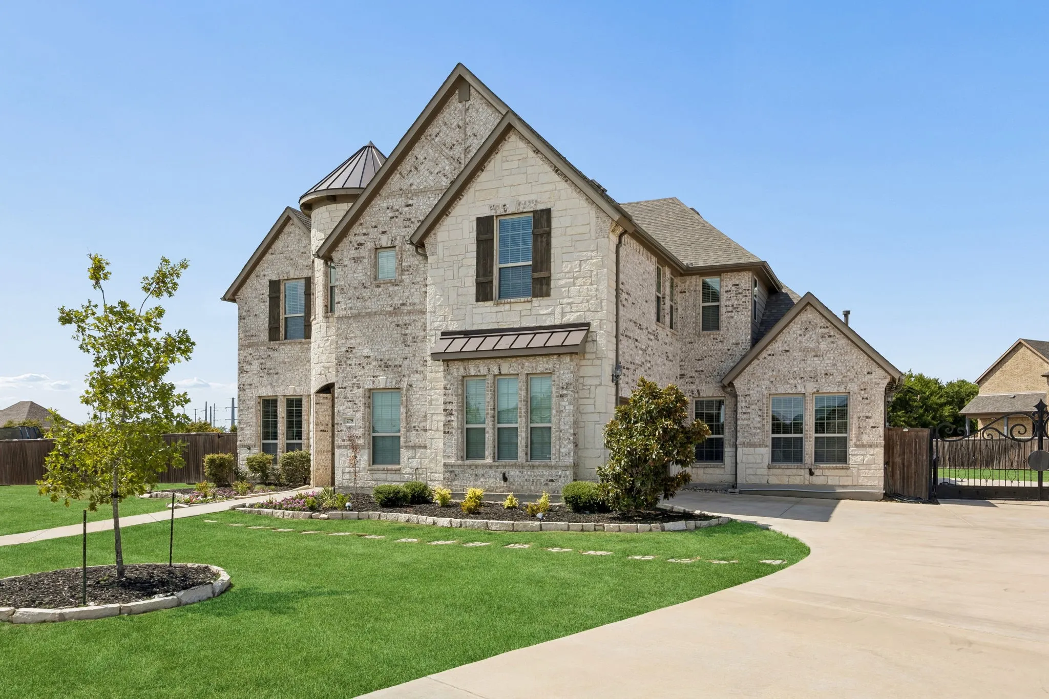 Single Family Residence For Sale in Dallas County , 279 Shallow Brook Drive, Sunnyvale, Texas 75182, 4 Bedroom, 5 Bathroom, 2 Garage spaces, 3,897 Sqft, built in 2017, mls#21378691, Real Estate Agent in Sunnyvale, Homes For Sale in Dallas county, Homes For Sale in Sunnyvale, Realtor in Sunnyvale Texas, Real Estate Brokerage Independent Realty Texas, Luminita Cordes Realtor