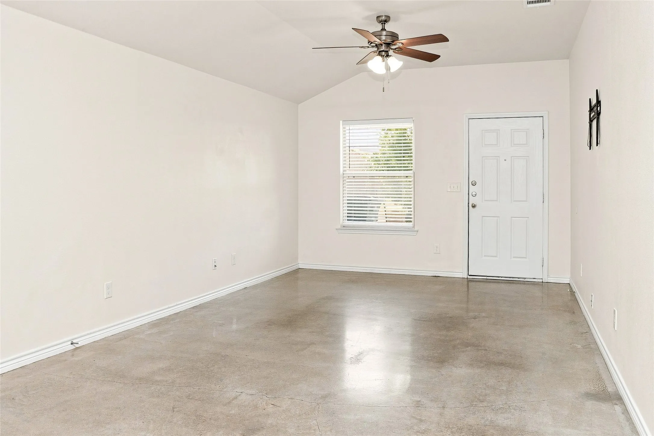 Duplex For Rent in Bell County , 6015 Amelia Earhart Boulevard B, Killeen, Texas 76543, 3 Bedroom, 2 Bathroom, 1 Garage spaces, 1,296 Sqft, built in 2020, mls#21379372, Real Estate Agent in Killeen, Homes For Rent in Bell county, Homes For Rent in Killeen, Realtor in Killeen Texas, Real Estate Brokerage Independent Realty Texas, Luminita Cordes Realtor