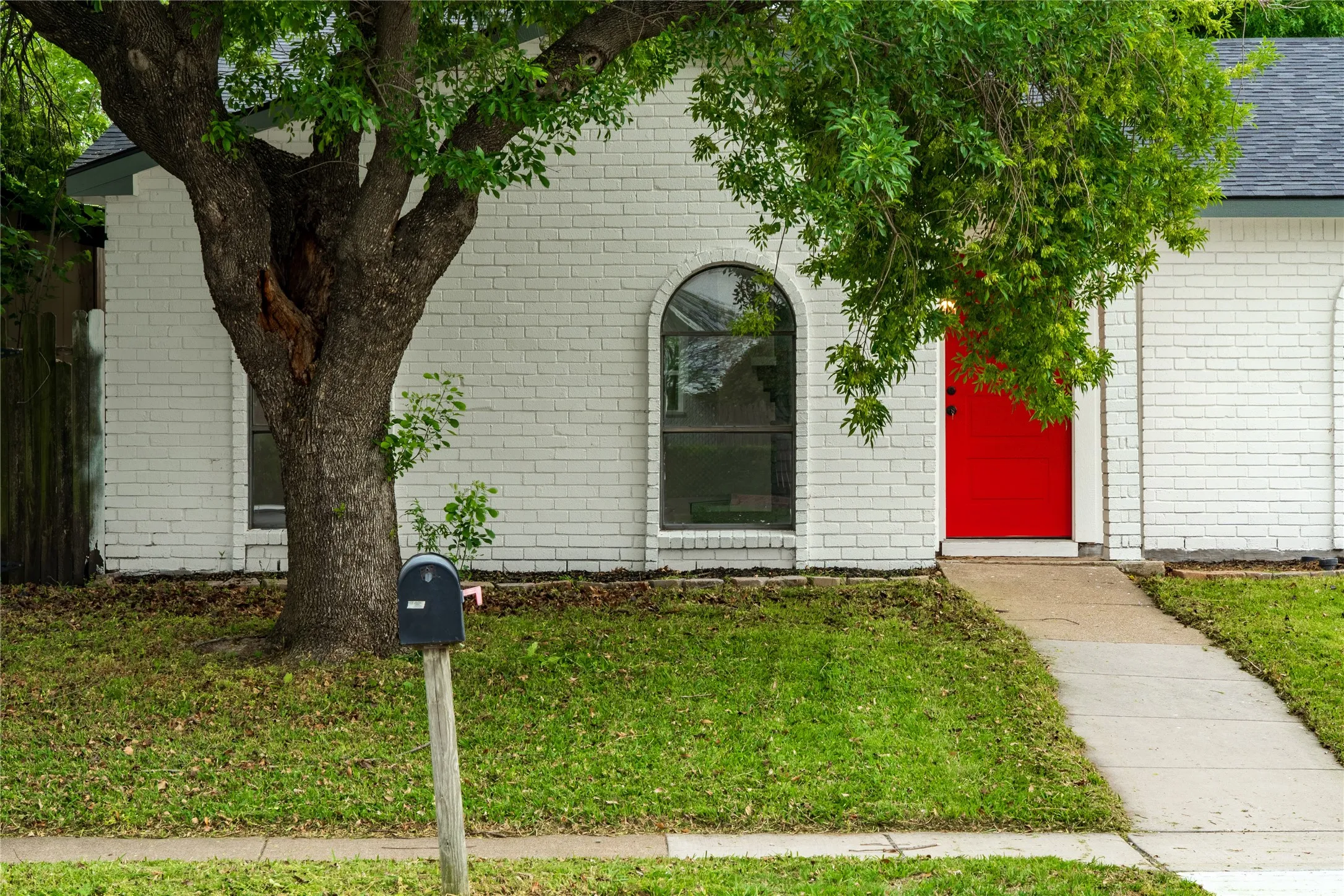 Single Family Residence For Sale in Dallas County , 2009 Clark Trail, Grand Prairie, Texas 75052, 3 Bedroom, 2 Bathroom, 2 Garage spaces, 1,816 Sqft, built in 1978, mls#21379374, Real Estate Agent in Grand Prairie, Homes For Sale in Dallas county, Homes For Sale in Grand Prairie, Realtor in Grand Prairie Texas, Real Estate Brokerage Independent Realty Texas, Luminita Cordes Realtor