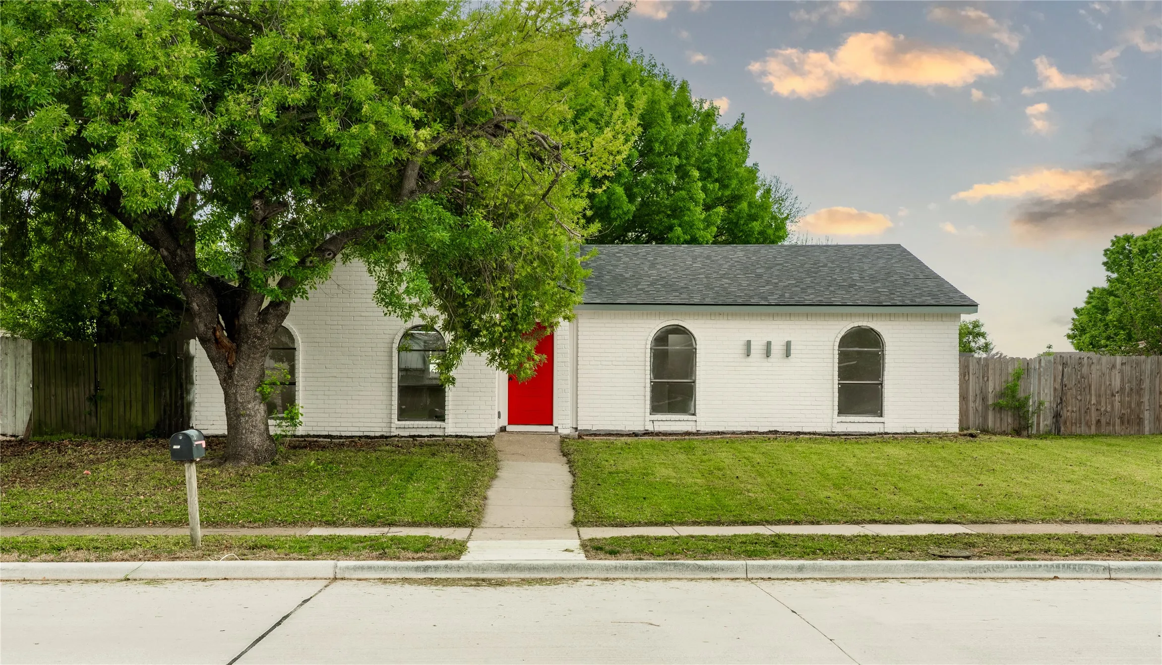 Single Family Residence For Sale in Dallas County , 2009 Clark Trail, Grand Prairie, Texas 75052, 3 Bedroom, 2 Bathroom, 2 Garage spaces, 1,816 Sqft, built in 1978, mls#21379374, Real Estate Agent in Grand Prairie, Homes For Sale in Dallas county, Homes For Sale in Grand Prairie, Realtor in Grand Prairie Texas, Real Estate Brokerage Independent Realty Texas, Luminita Cordes Realtor