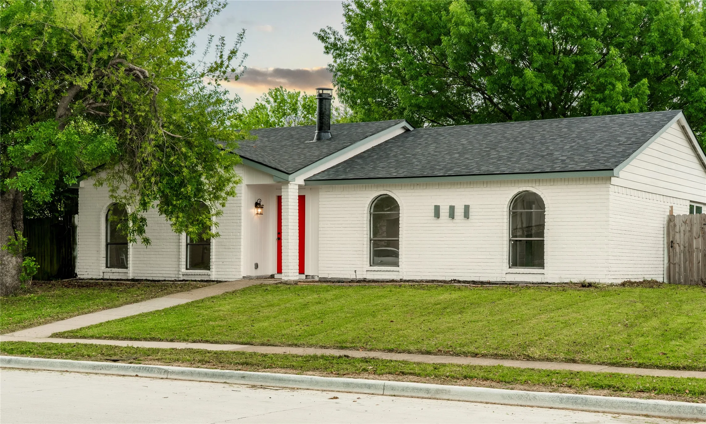 Single Family Residence For Sale in Dallas County , 2009 Clark Trail, Grand Prairie, Texas 75052, 3 Bedroom, 2 Bathroom, 2 Garage spaces, 1,816 Sqft, built in 1978, mls#21379374, Real Estate Agent in Grand Prairie, Homes For Sale in Dallas county, Homes For Sale in Grand Prairie, Realtor in Grand Prairie Texas, Real Estate Brokerage Independent Realty Texas, Luminita Cordes Realtor
