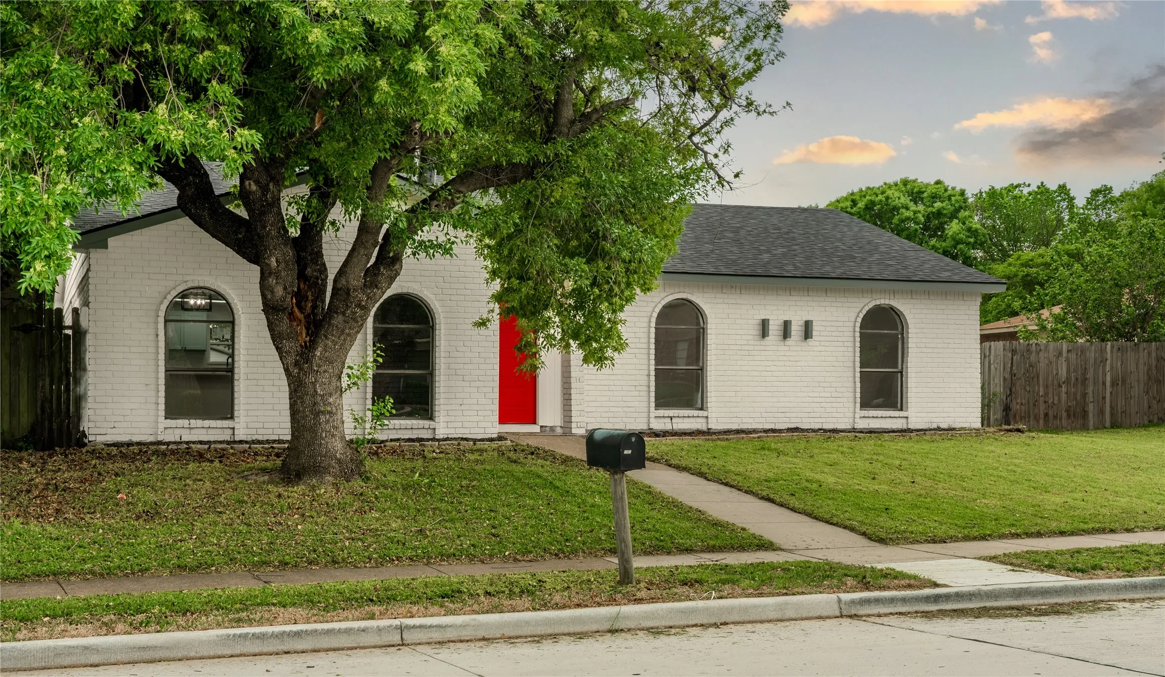 Single Family Residence For Sale in Dallas County , 2009 Clark Trail, Grand Prairie, Texas 75052, 3 Bedroom, 2 Bathroom, 2 Garage spaces, 1,816 Sqft, built in 1978, mls#21379374, Real Estate Agent in Grand Prairie, Homes For Sale in Dallas county, Homes For Sale in Grand Prairie, Realtor in Grand Prairie Texas, Real Estate Brokerage Independent Realty Texas, Luminita Cordes Realtor