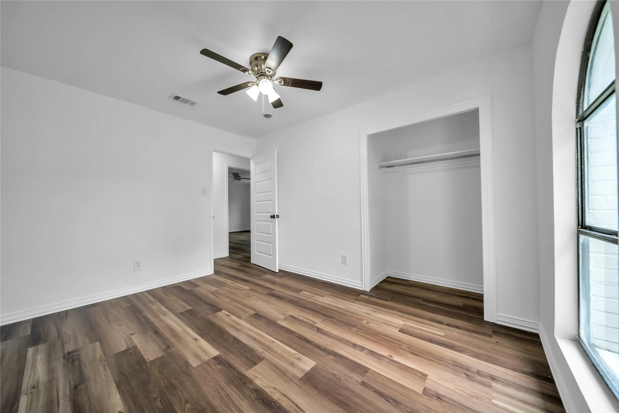 Single Family Residence For Sale in Dallas County , 2009 Clark Trail, Grand Prairie, Texas 75052, 3 Bedroom, 2 Bathroom, 2 Garage spaces, 1,816 Sqft, built in 1978, mls#21379374, Real Estate Agent in Grand Prairie, Homes For Sale in Dallas county, Homes For Sale in Grand Prairie, Realtor in Grand Prairie Texas, Real Estate Brokerage Independent Realty Texas, Luminita Cordes Realtor