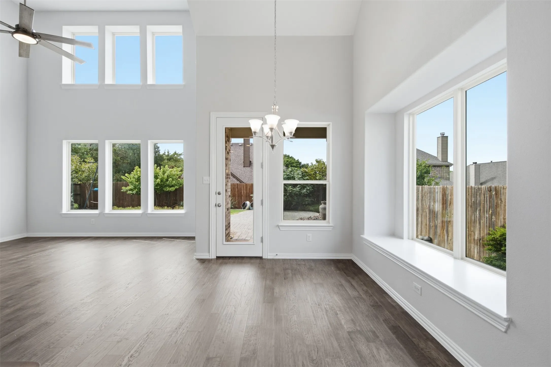 Single Family Residence For Rent in Denton County , 1121 Spanish Dove Drive, Little Elm, Texas 75068, 3 Bedroom, 3 Bathroom, 2 Garage spaces, 2,695 Sqft, built in 2019, mls#21378734, Real Estate Agent in Little Elm, Homes For Rent in Denton county, Homes For Rent in Little Elm, Realtor in Little Elm Texas, Real Estate Brokerage Independent Realty Texas, Luminita Cordes Realtor