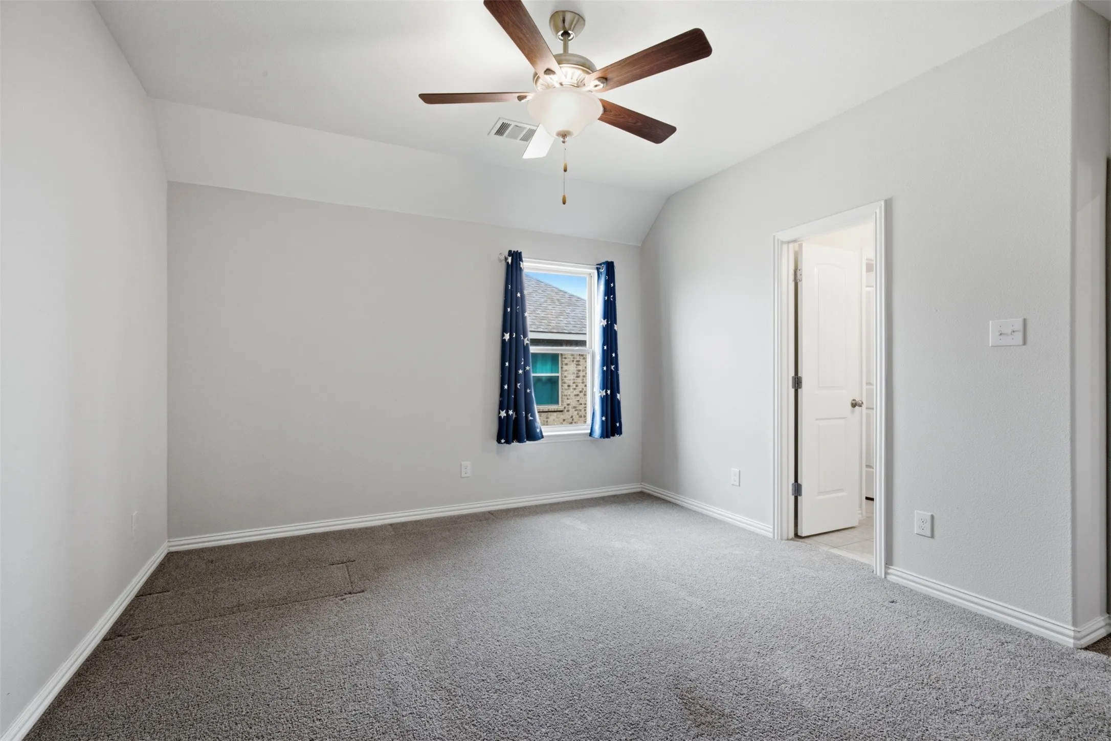 Single Family Residence For Rent in Denton County , 1121 Spanish Dove Drive, Little Elm, Texas 75068, 3 Bedroom, 3 Bathroom, 2 Garage spaces, 2,695 Sqft, built in 2019, mls#21378734, Real Estate Agent in Little Elm, Homes For Rent in Denton county, Homes For Rent in Little Elm, Realtor in Little Elm Texas, Real Estate Brokerage Independent Realty Texas, Luminita Cordes Realtor