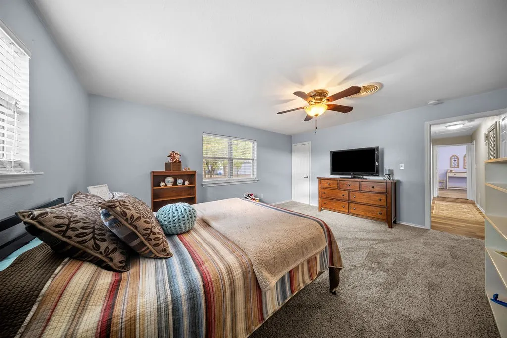Single Family Residence For Sale in Ellis County , 303 Pump House Road, Ennis, Texas 75119, 3 Bedroom, 2 Bathroom, 4 Garage spaces, 2,000 Sqft, built in 1980, mls#21377410, Real Estate Agent in Ennis, Homes For Sale in Ellis county, Homes For Sale in Ennis, Realtor in Ennis Texas, Real Estate Brokerage Independent Realty Texas, Luminita Cordes Realtor