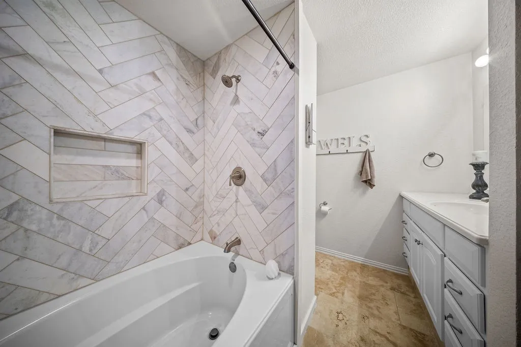Single Family Residence For Sale in Ellis County , 303 Pump House Road, Ennis, Texas 75119, 3 Bedroom, 2 Bathroom, 4 Garage spaces, 2,000 Sqft, built in 1980, mls#21377410, Real Estate Agent in Ennis, Homes For Sale in Ellis county, Homes For Sale in Ennis, Realtor in Ennis Texas, Real Estate Brokerage Independent Realty Texas, Luminita Cordes Realtor