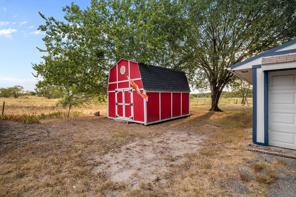 Single Family Residence For Sale in Ellis County , 303 Pump House Road, Ennis, Texas 75119, 3 Bedroom, 2 Bathroom, 4 Garage spaces, 2,000 Sqft, built in 1980, mls#21377410, Real Estate Agent in Ennis, Homes For Sale in Ellis county, Homes For Sale in Ennis, Realtor in Ennis Texas, Real Estate Brokerage Independent Realty Texas, Luminita Cordes Realtor