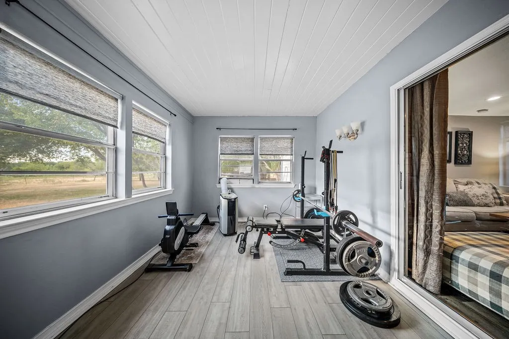 Single Family Residence For Sale in Ellis County , 303 Pump House Road, Ennis, Texas 75119, 3 Bedroom, 2 Bathroom, 4 Garage spaces, 2,000 Sqft, built in 1980, mls#21377410, Real Estate Agent in Ennis, Homes For Sale in Ellis county, Homes For Sale in Ennis, Realtor in Ennis Texas, Real Estate Brokerage Independent Realty Texas, Luminita Cordes Realtor