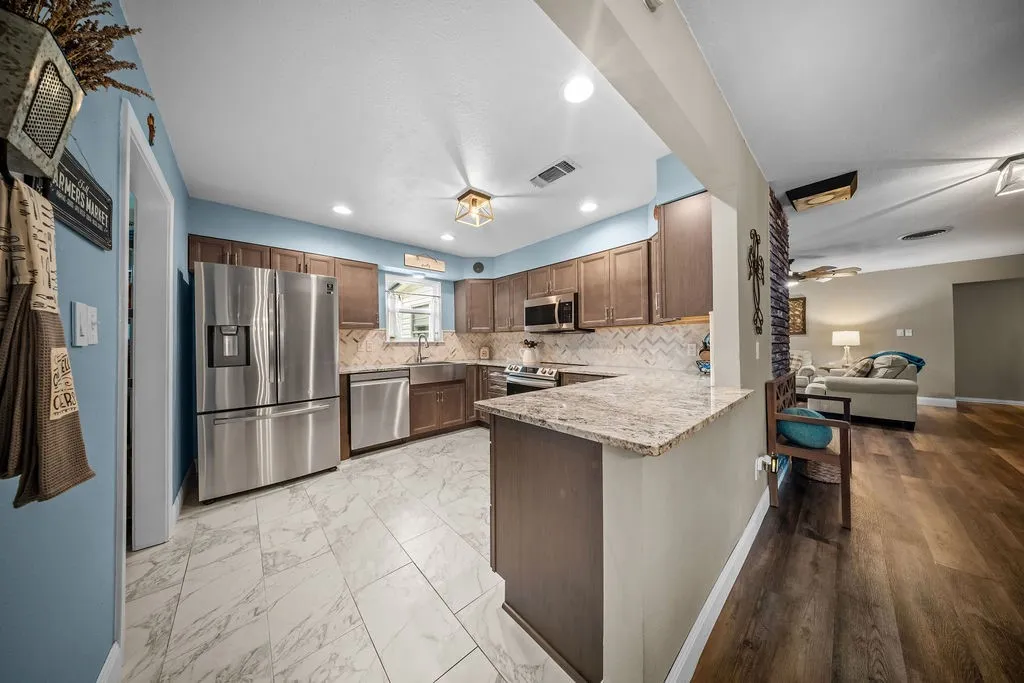 Single Family Residence For Sale in Ellis County , 303 Pump House Road, Ennis, Texas 75119, 3 Bedroom, 2 Bathroom, 4 Garage spaces, 2,000 Sqft, built in 1980, mls#21377410, Real Estate Agent in Ennis, Homes For Sale in Ellis county, Homes For Sale in Ennis, Realtor in Ennis Texas, Real Estate Brokerage Independent Realty Texas, Luminita Cordes Realtor